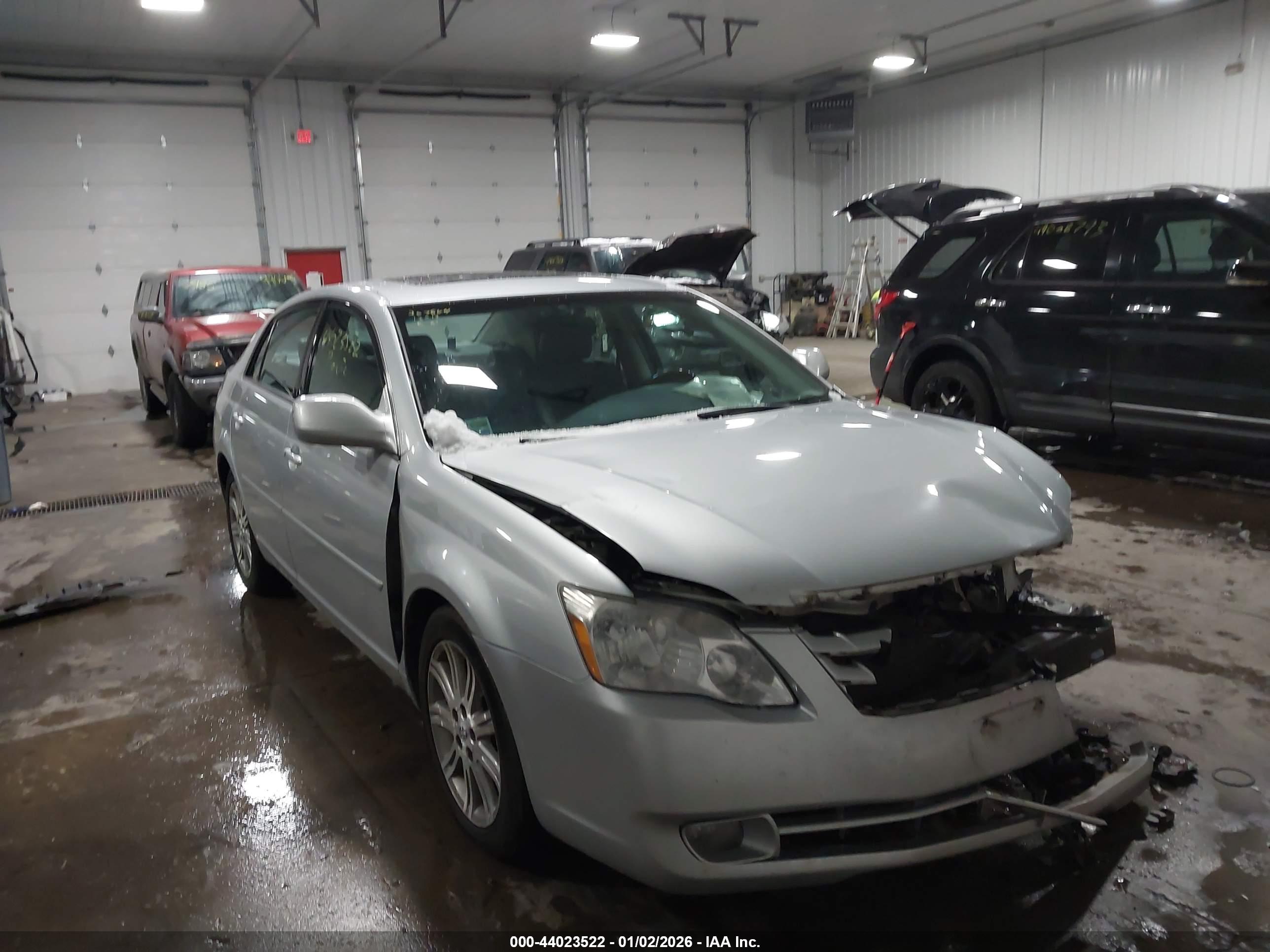 TOYOTA AVALON image 6