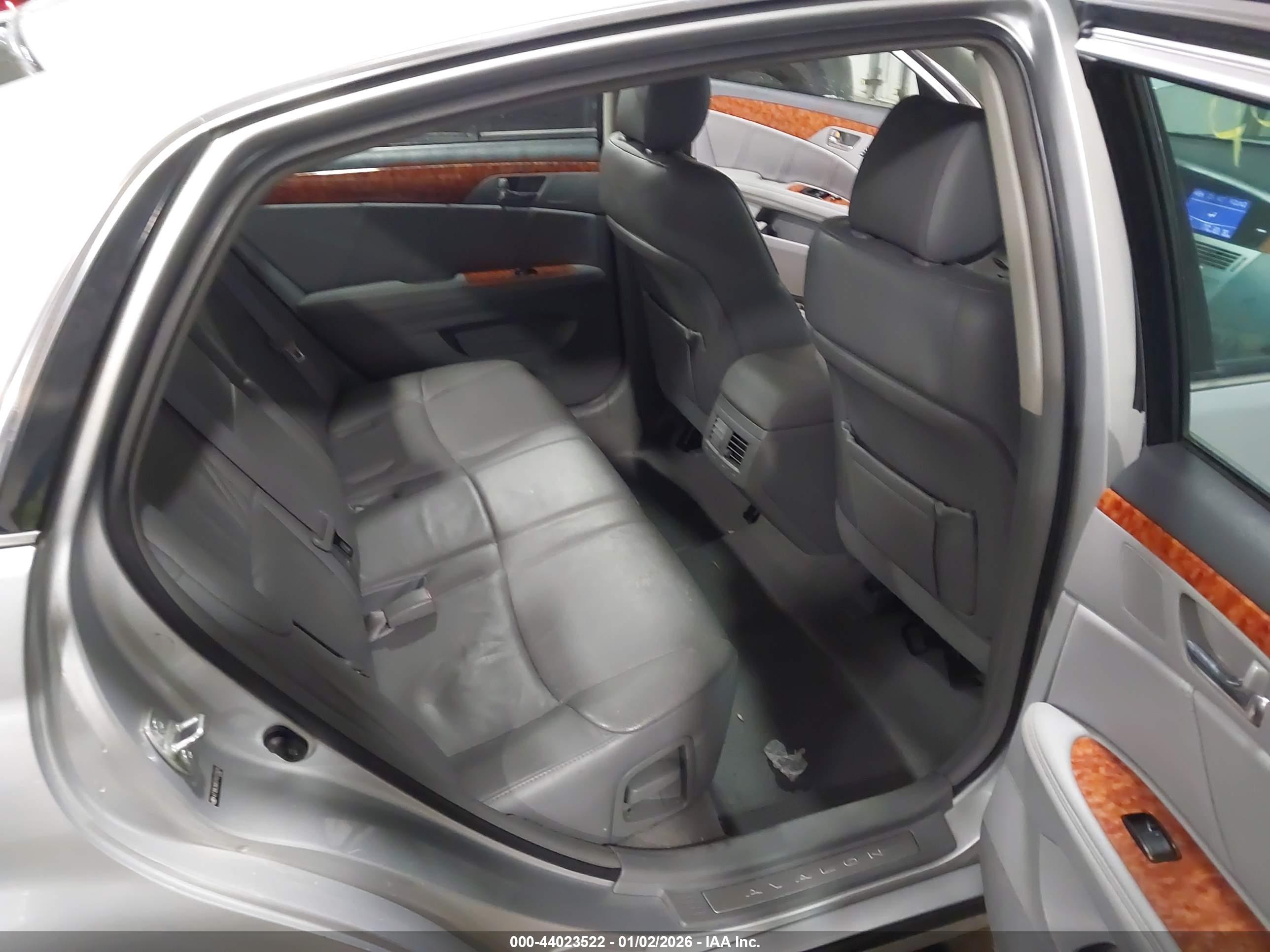 TOYOTA AVALON image 8