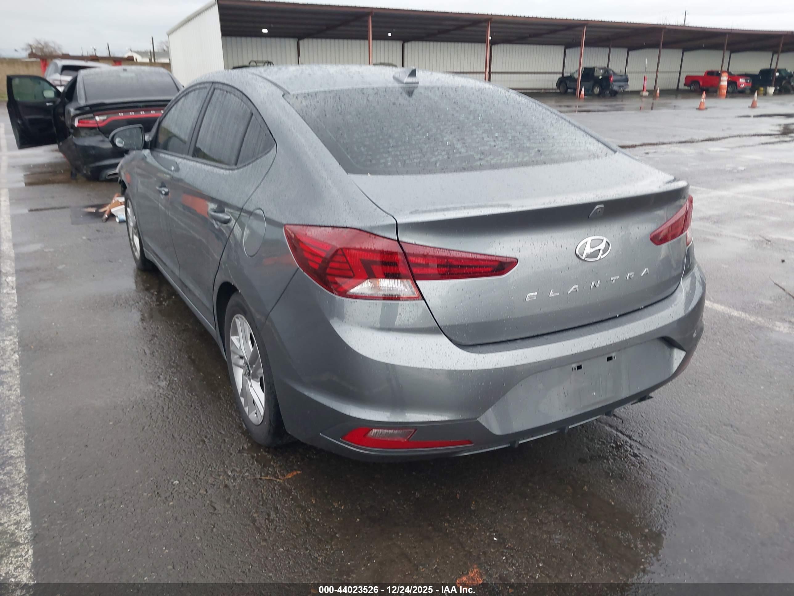 HYUNDAI ELANTRA image 3