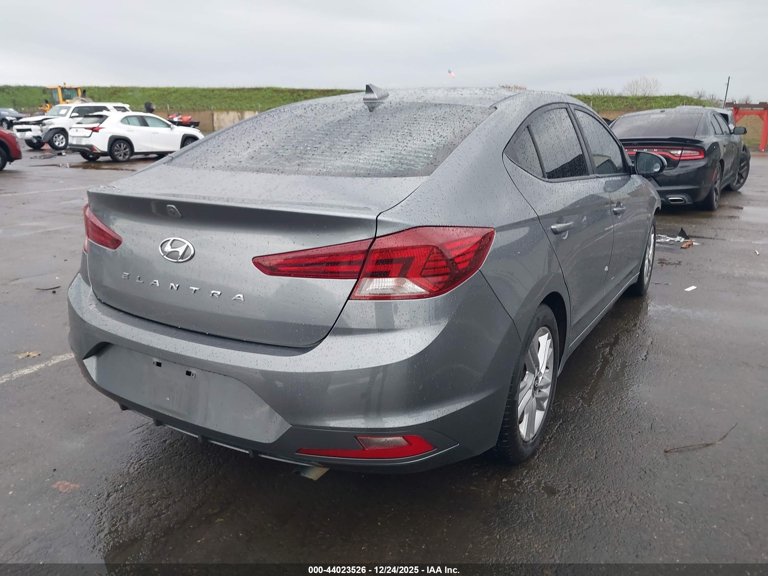 HYUNDAI ELANTRA image 4