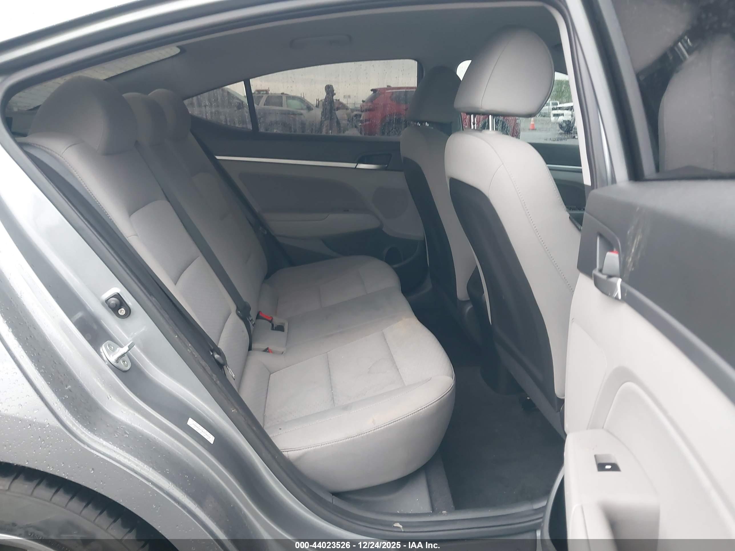 HYUNDAI ELANTRA image 8