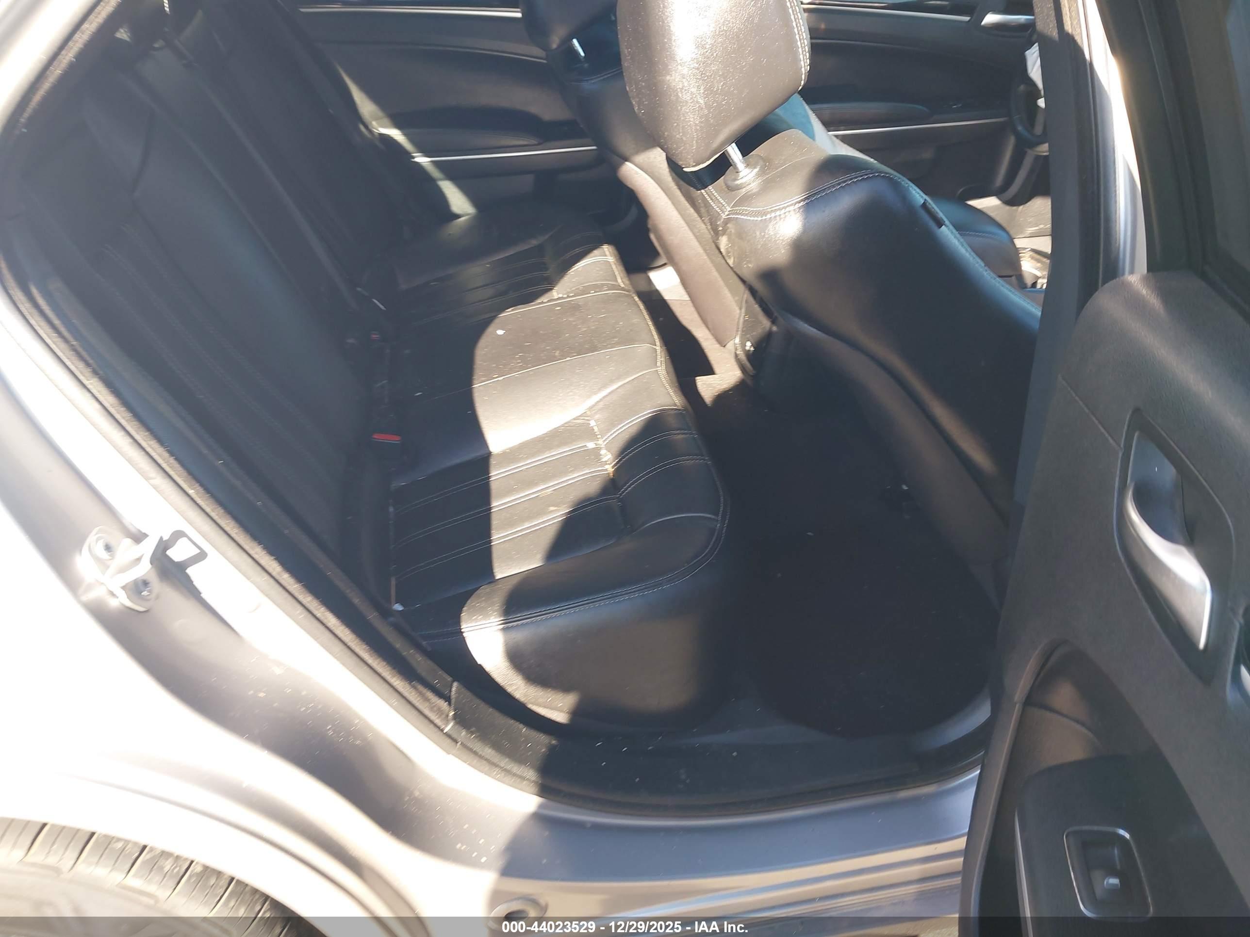CHRYSLER 300 image 8