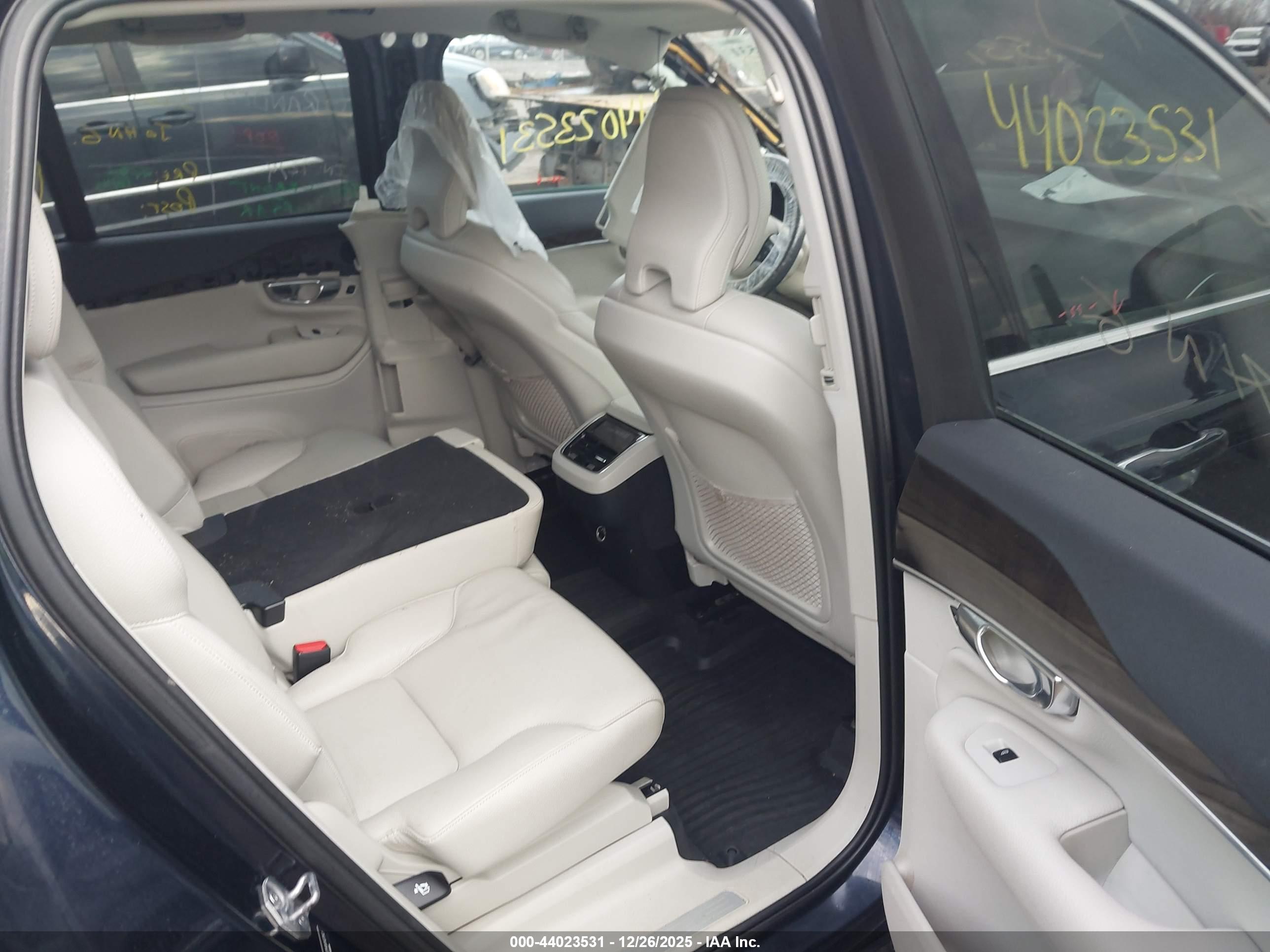 VOLVO XC90 image 8