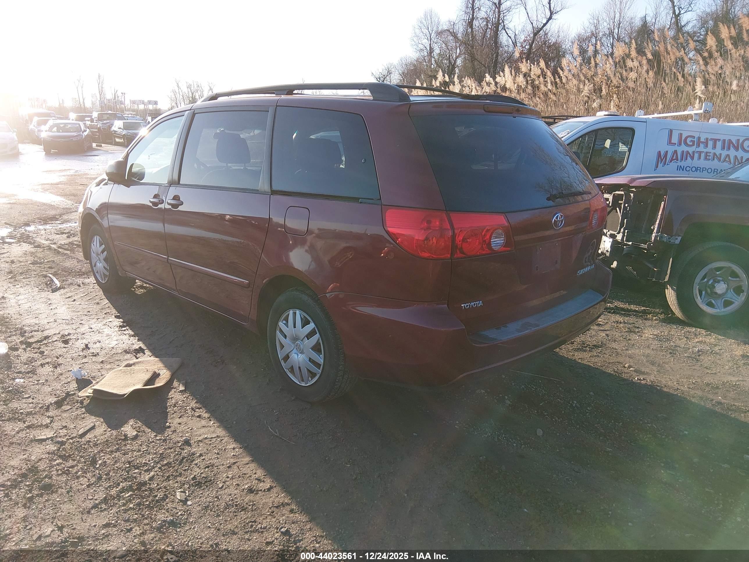 TOYOTA SIENNA image 3