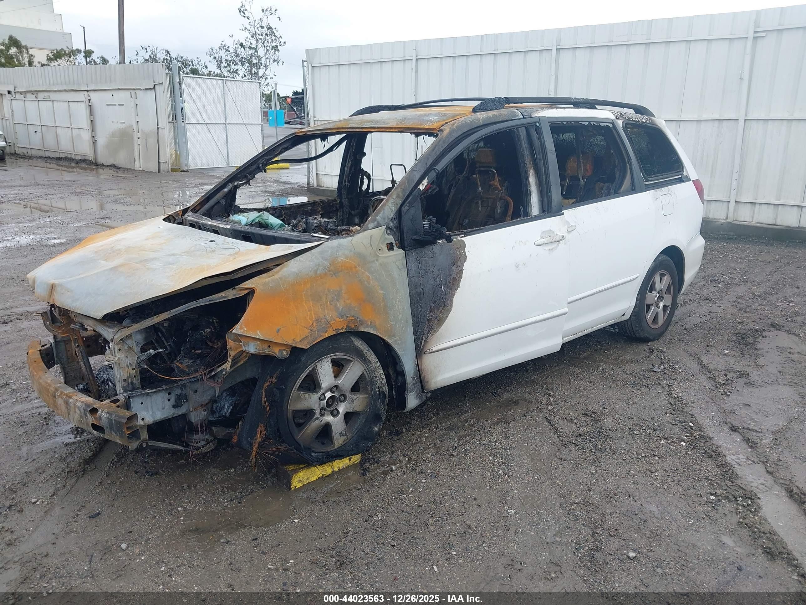 TOYOTA SIENNA image 2