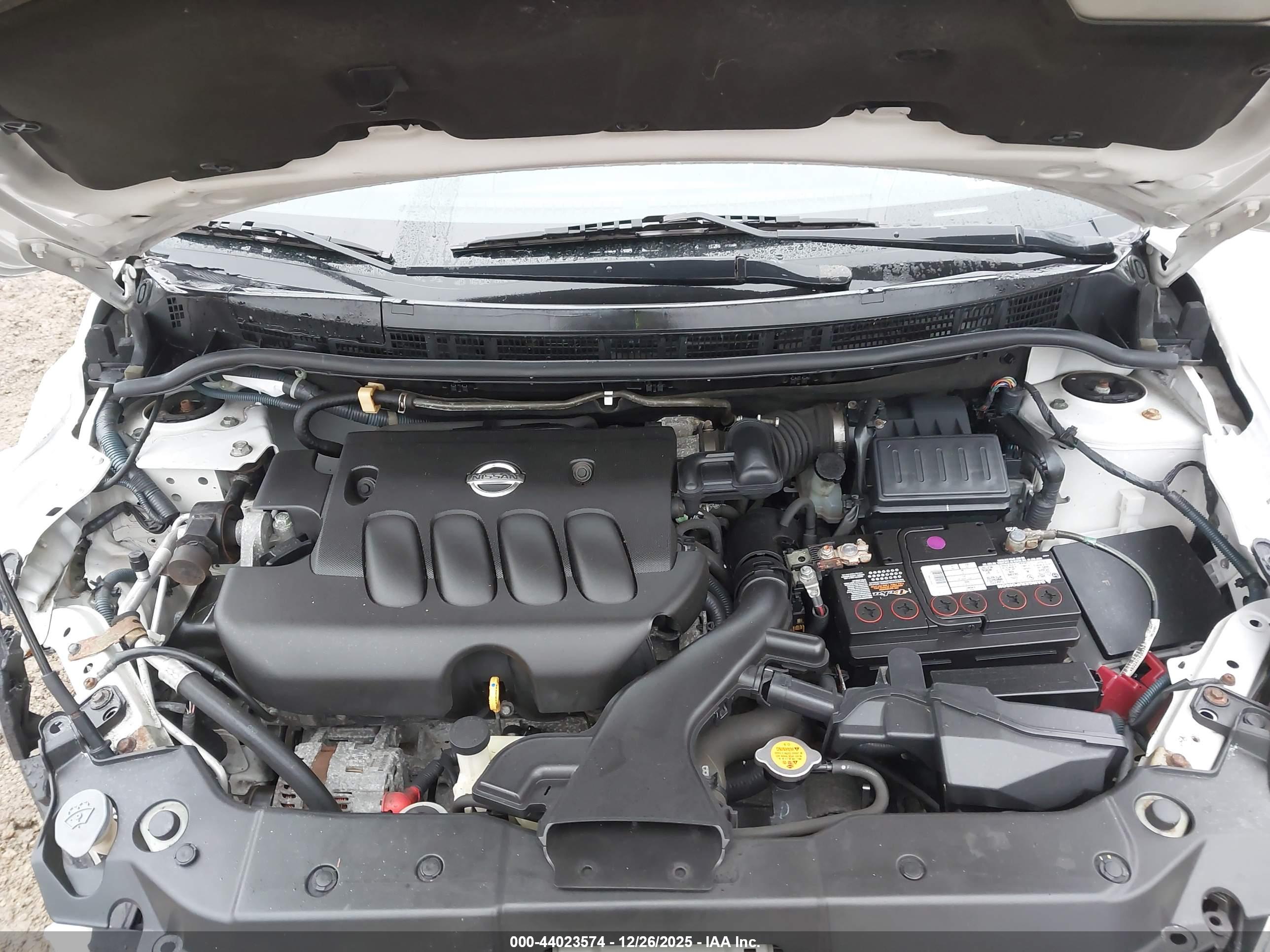 NISSAN VERSA image 10