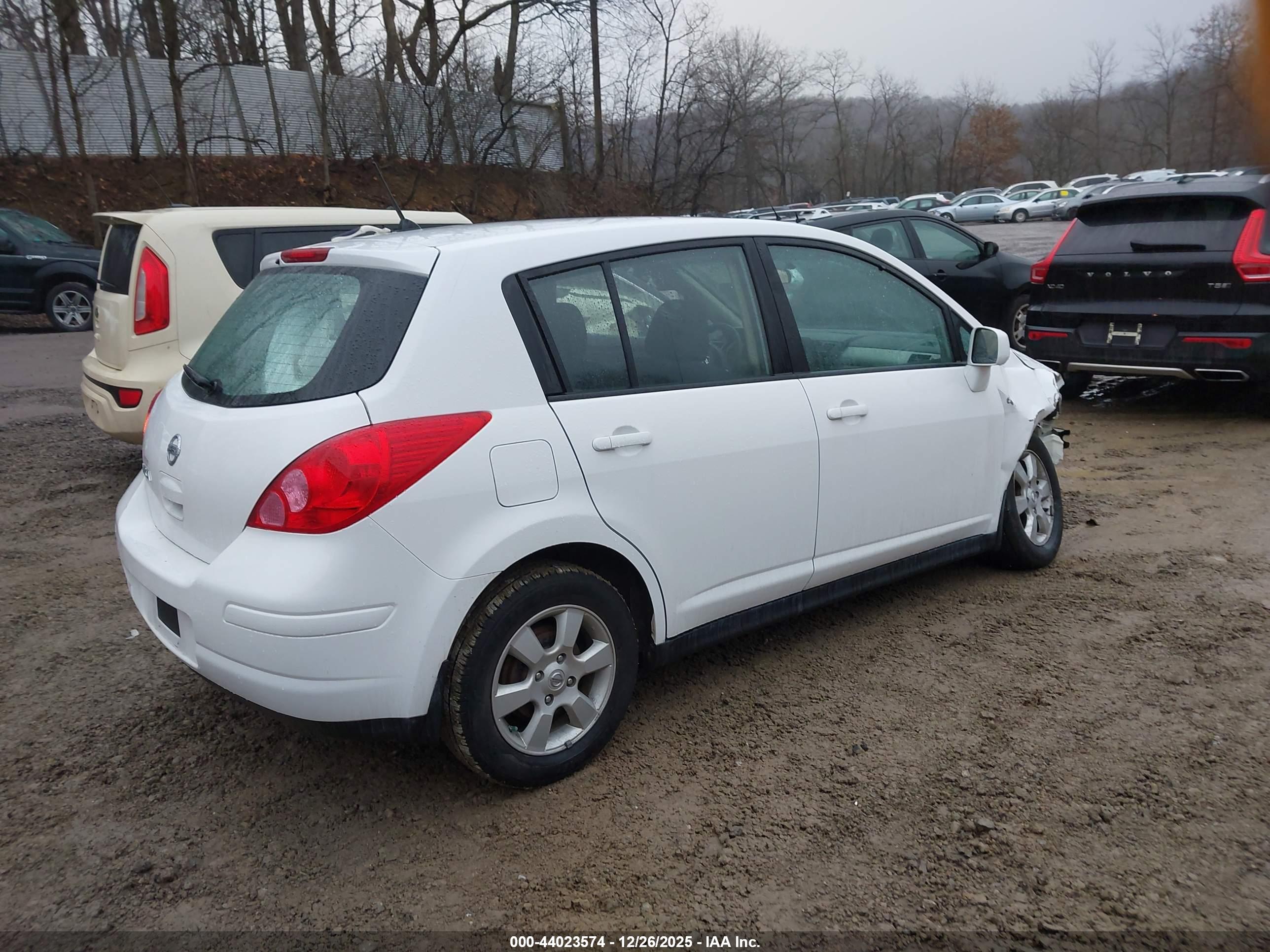 NISSAN VERSA image 4