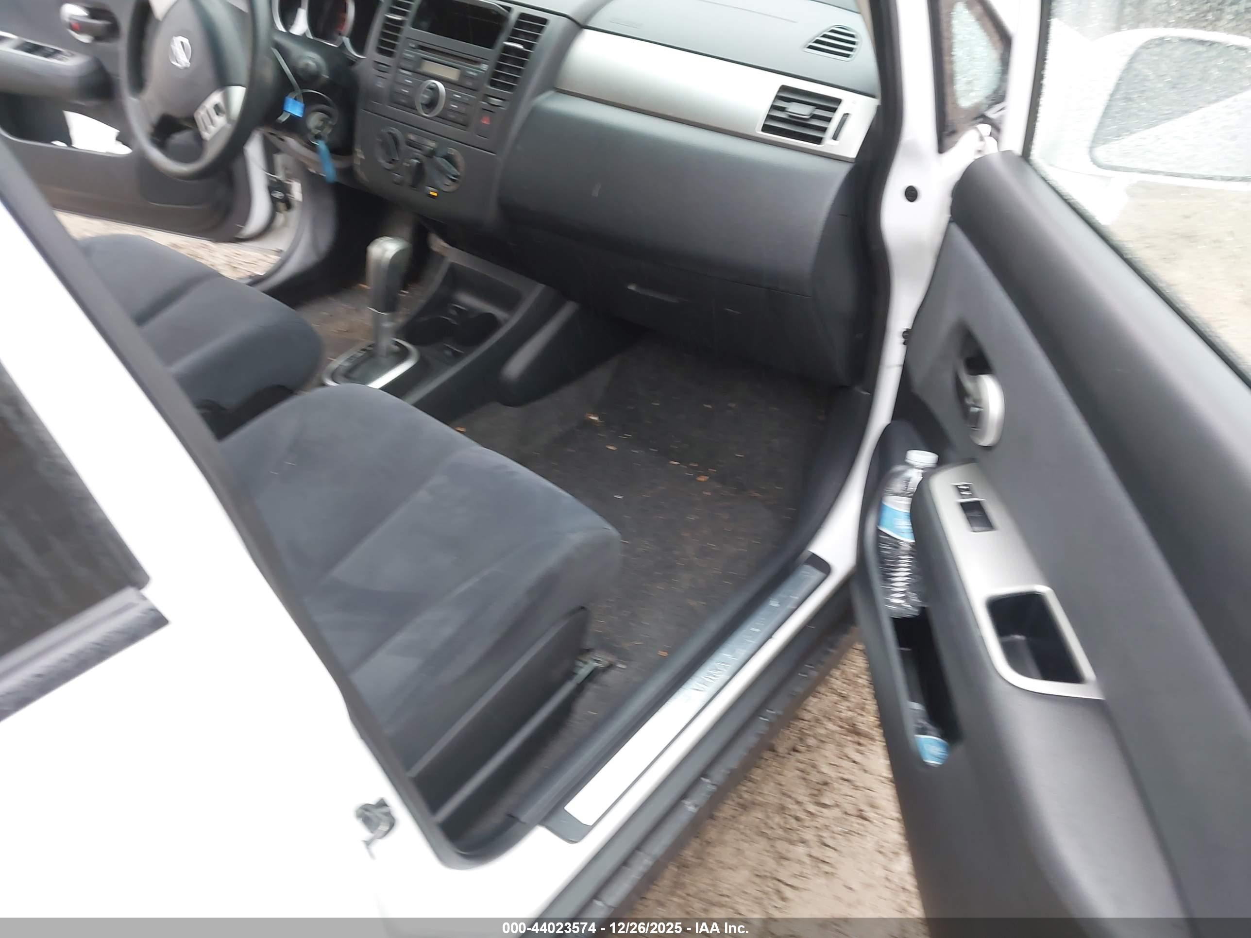 NISSAN VERSA image 5