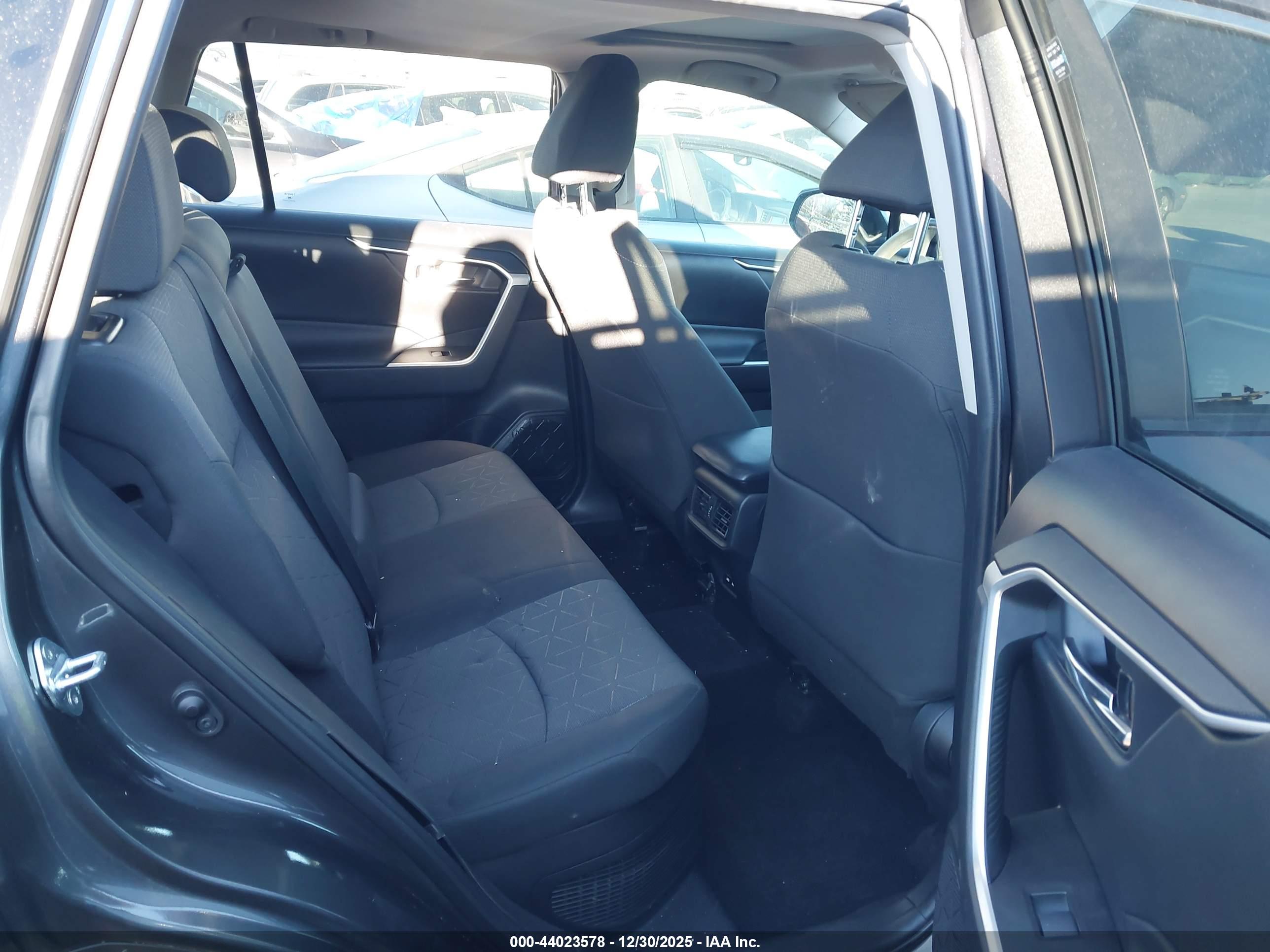 TOYOTA RAV4 image 8
