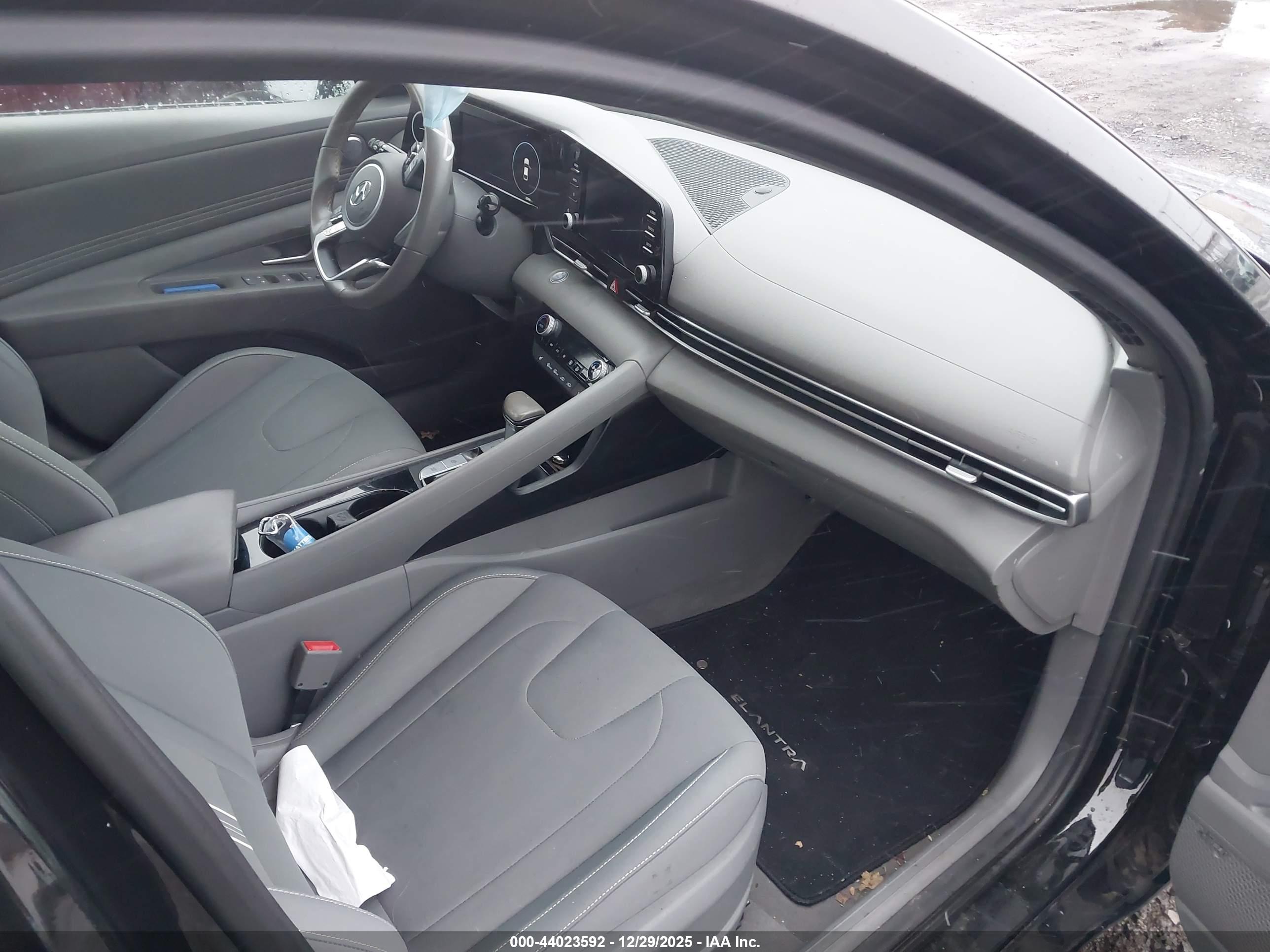 HYUNDAI ELANTRA image 5
