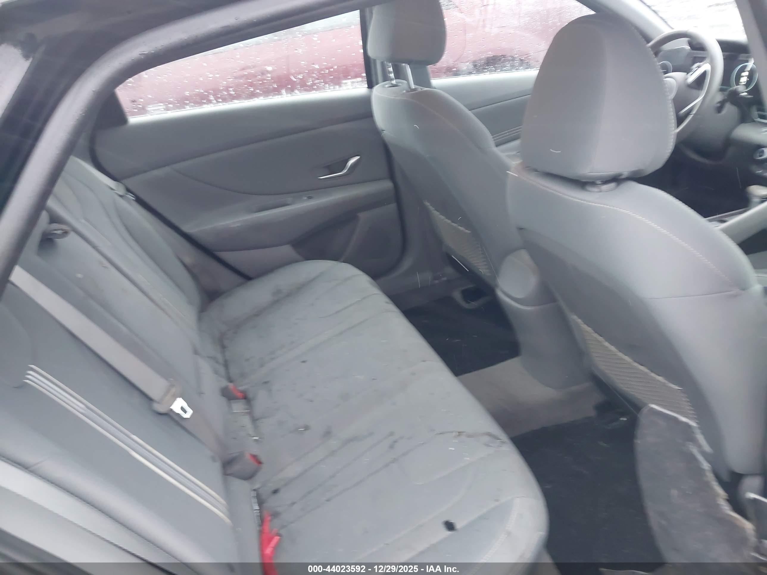 HYUNDAI ELANTRA image 8