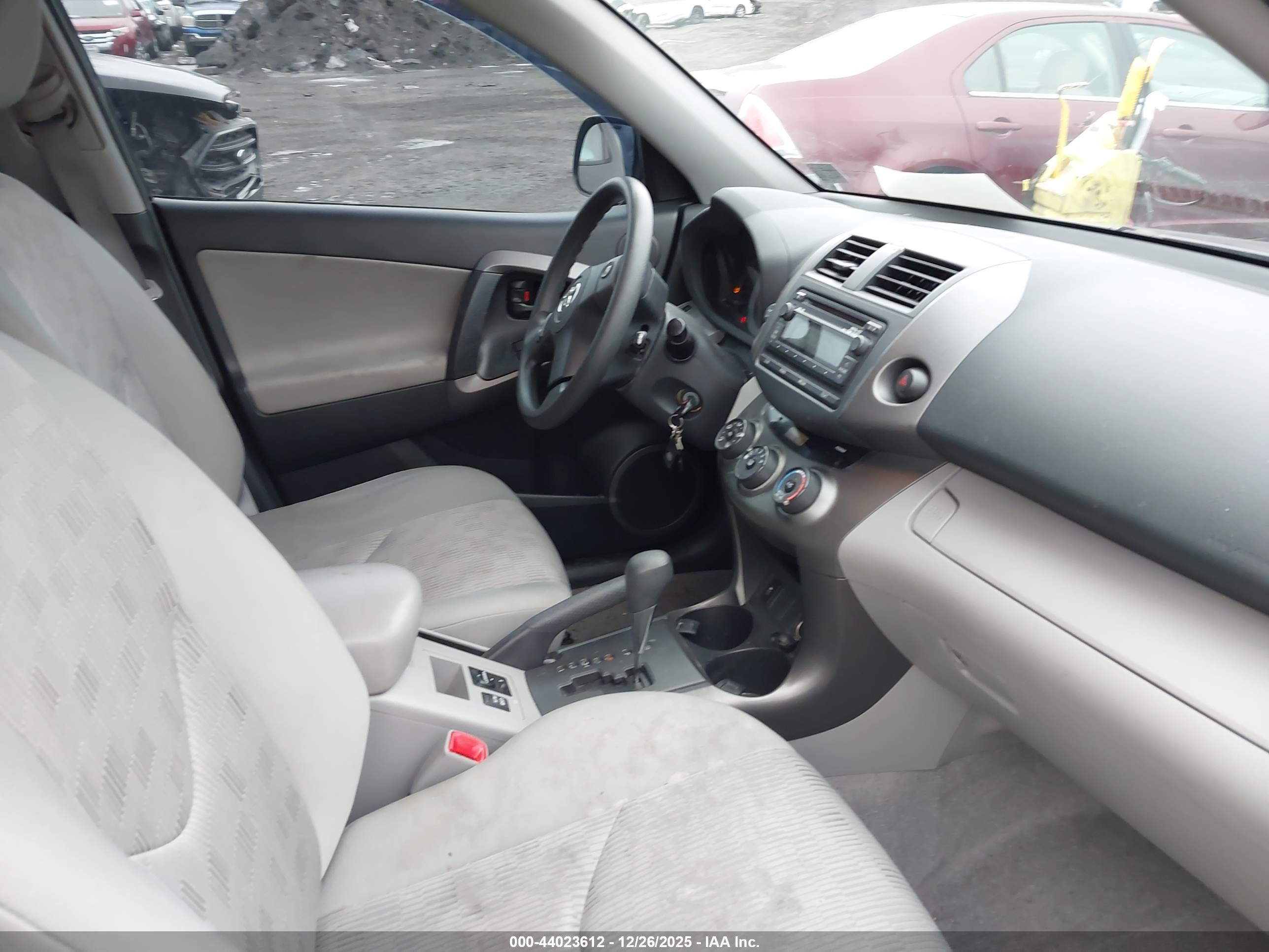 TOYOTA RAV4 image 5