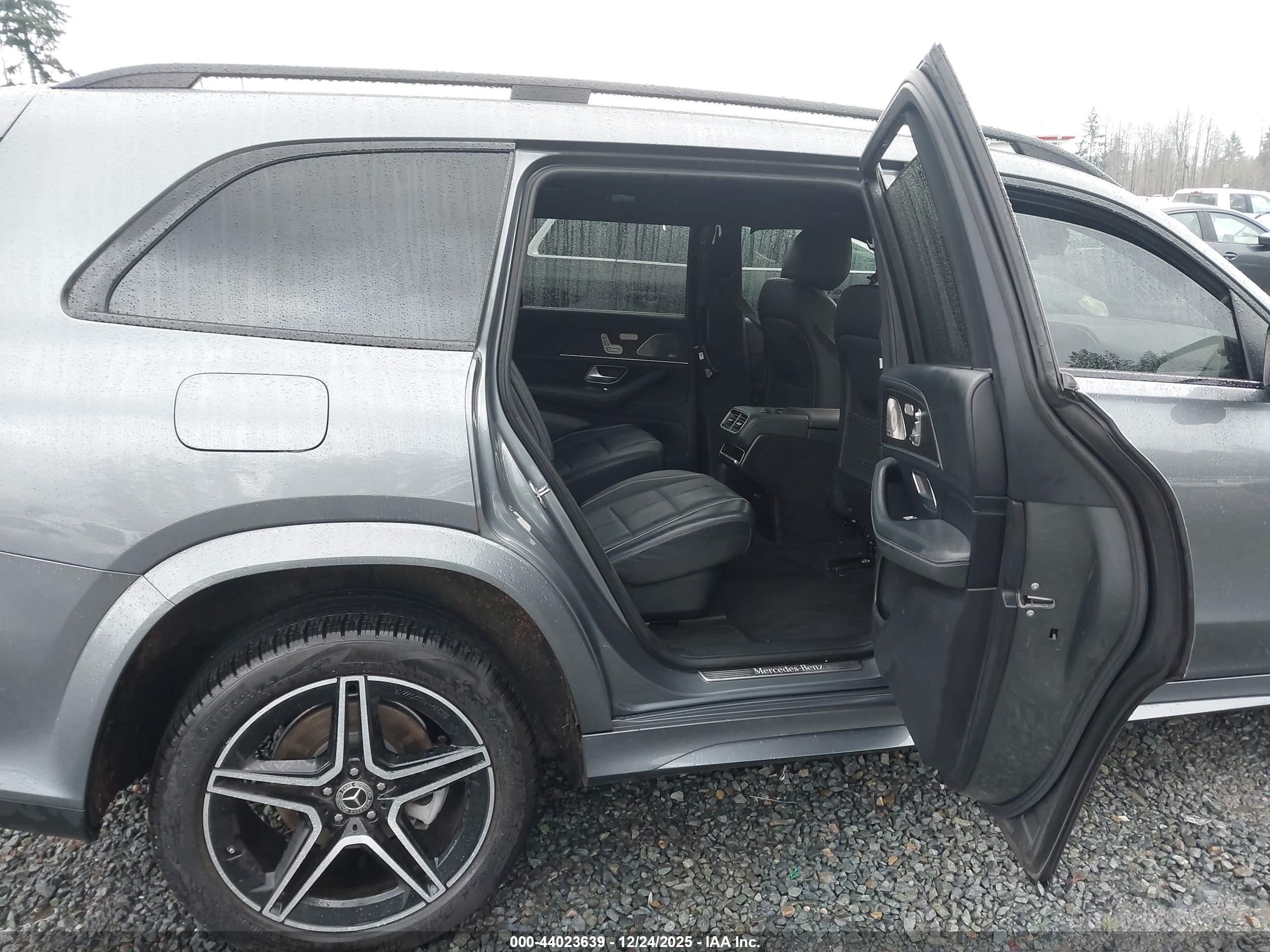 MERCEDES-BENZ GLS image 8