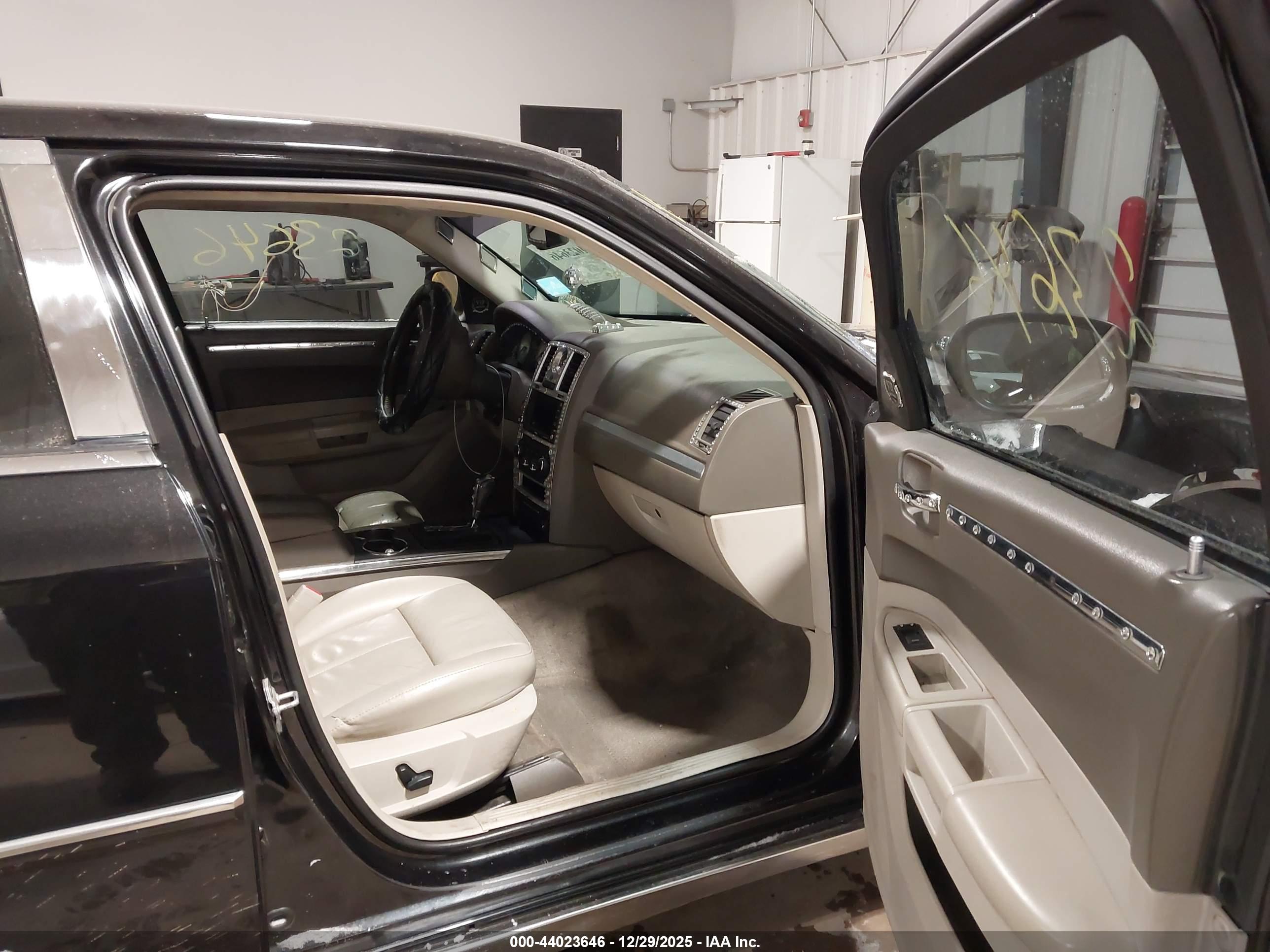 CHRYSLER 300 image 5
