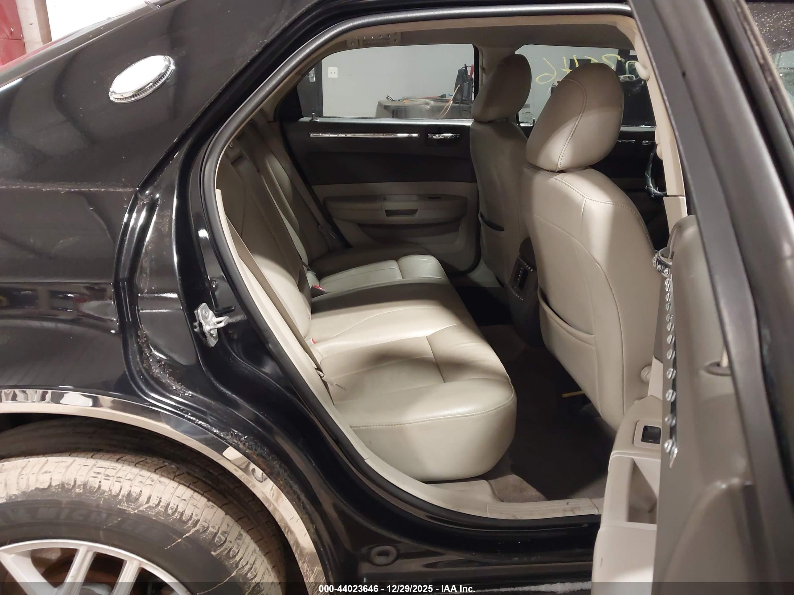CHRYSLER 300 image 8