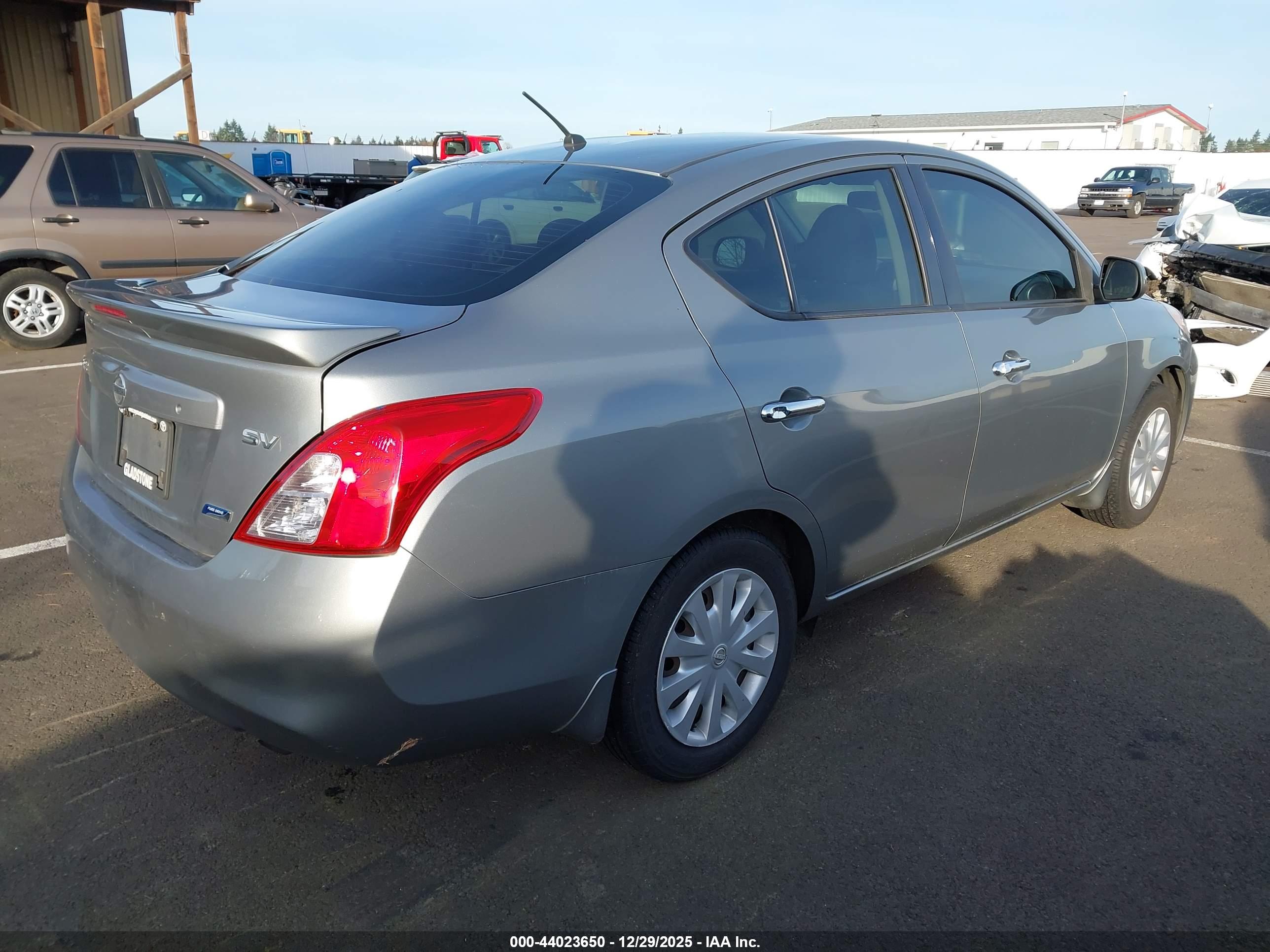 NISSAN VERSA image 4