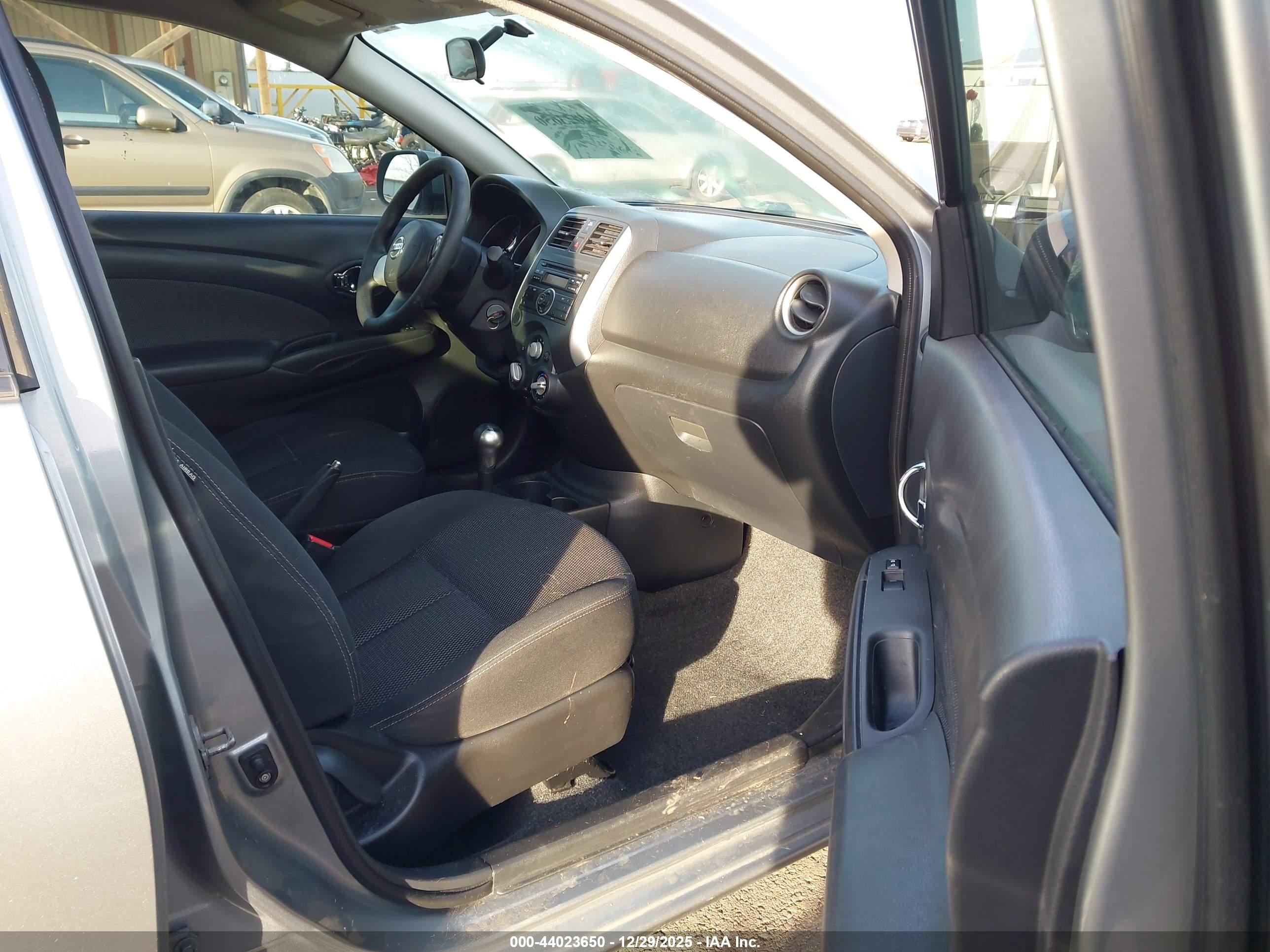 NISSAN VERSA image 5