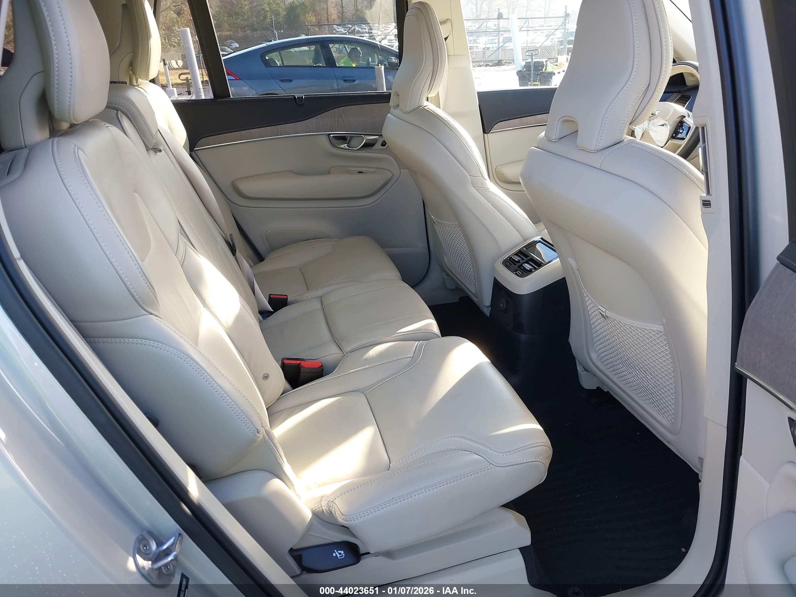 VOLVO XC90 image 8