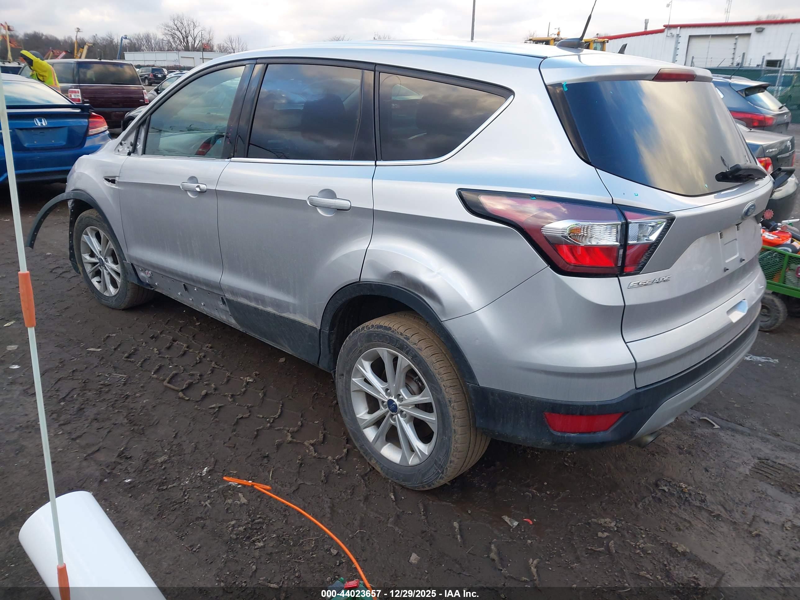 FORD ESCAPE image 3
