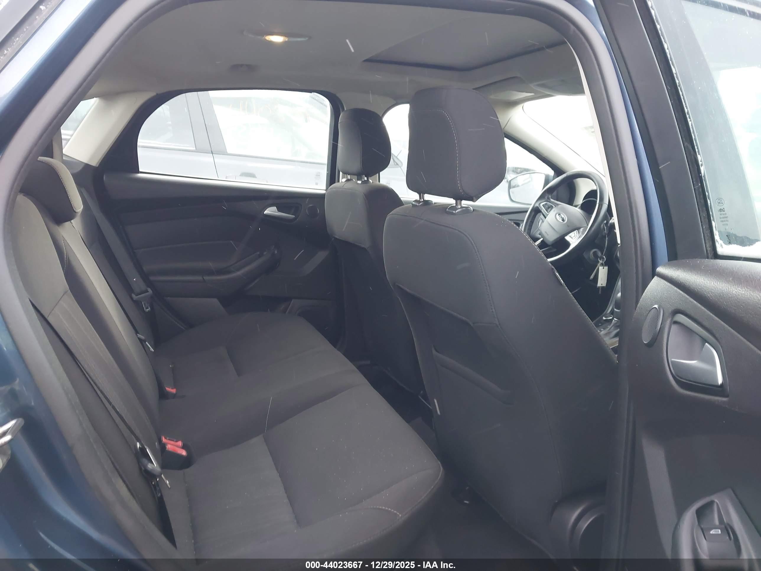 FORD FOCUS image 8