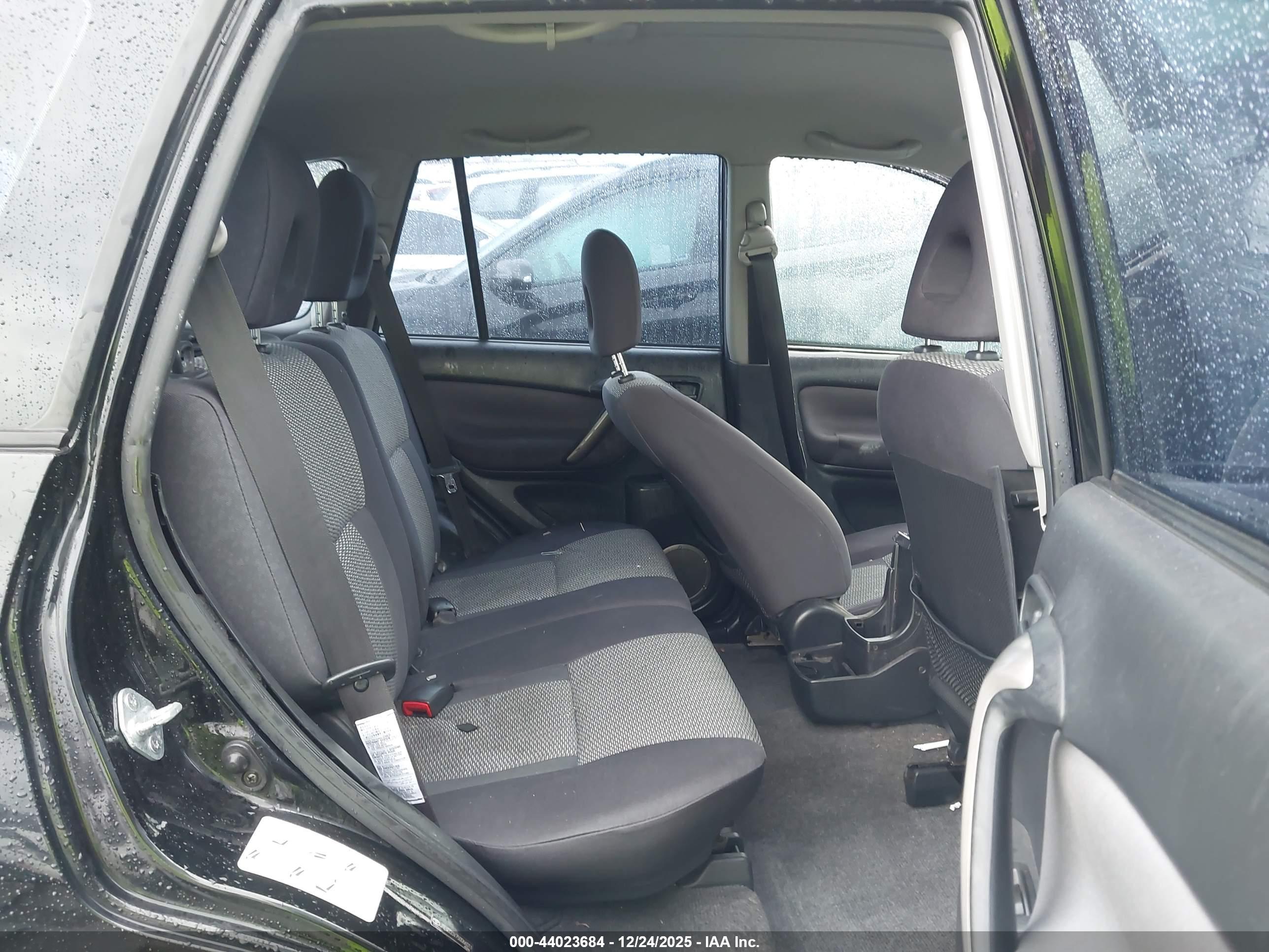TOYOTA RAV4 image 8