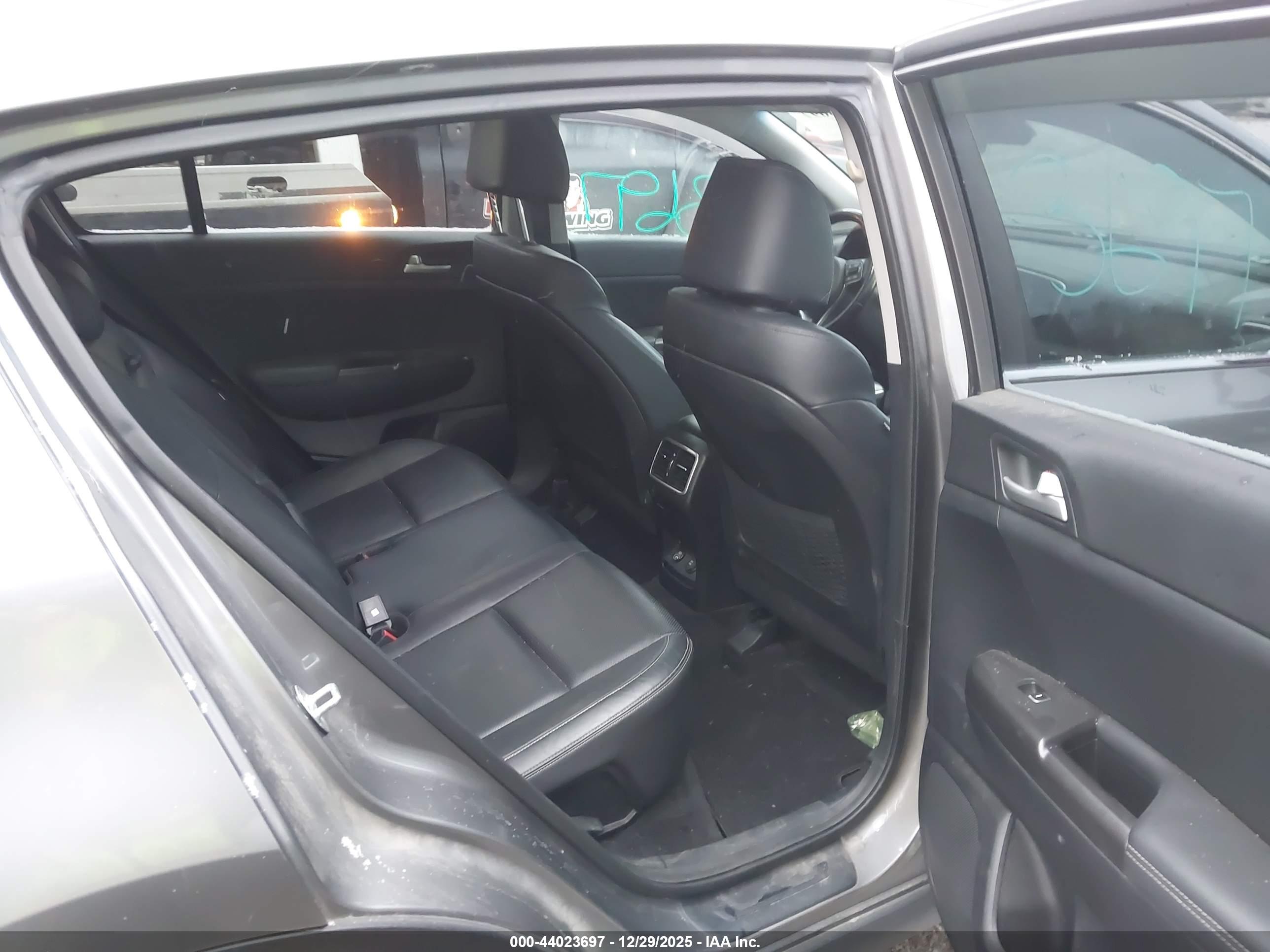 KIA SPORTAGE image 8
