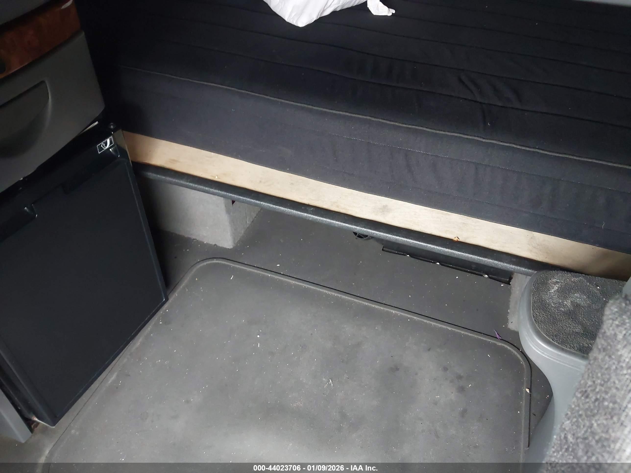 INTERNATIONAL LT image 8