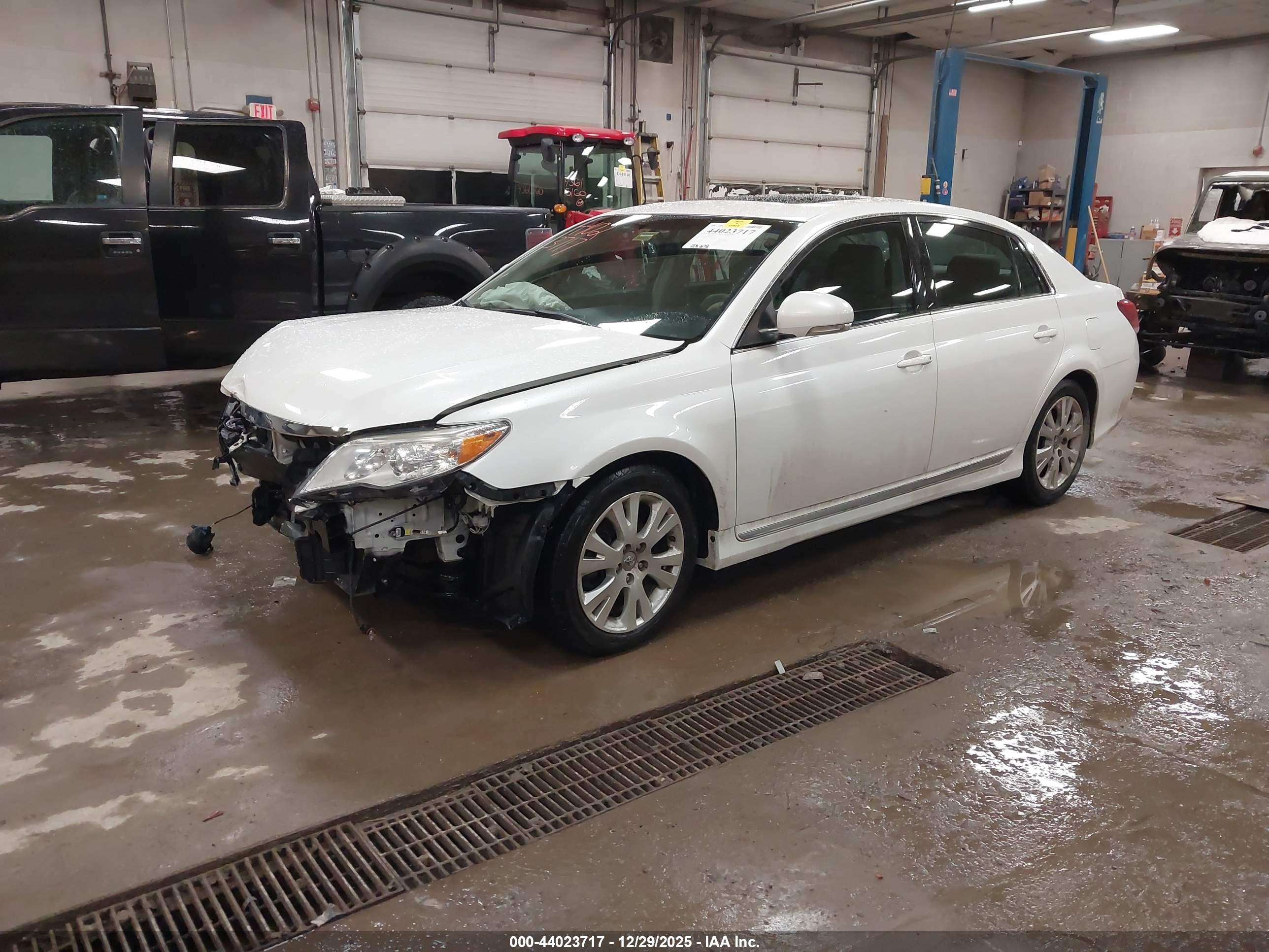 TOYOTA AVALON image 2