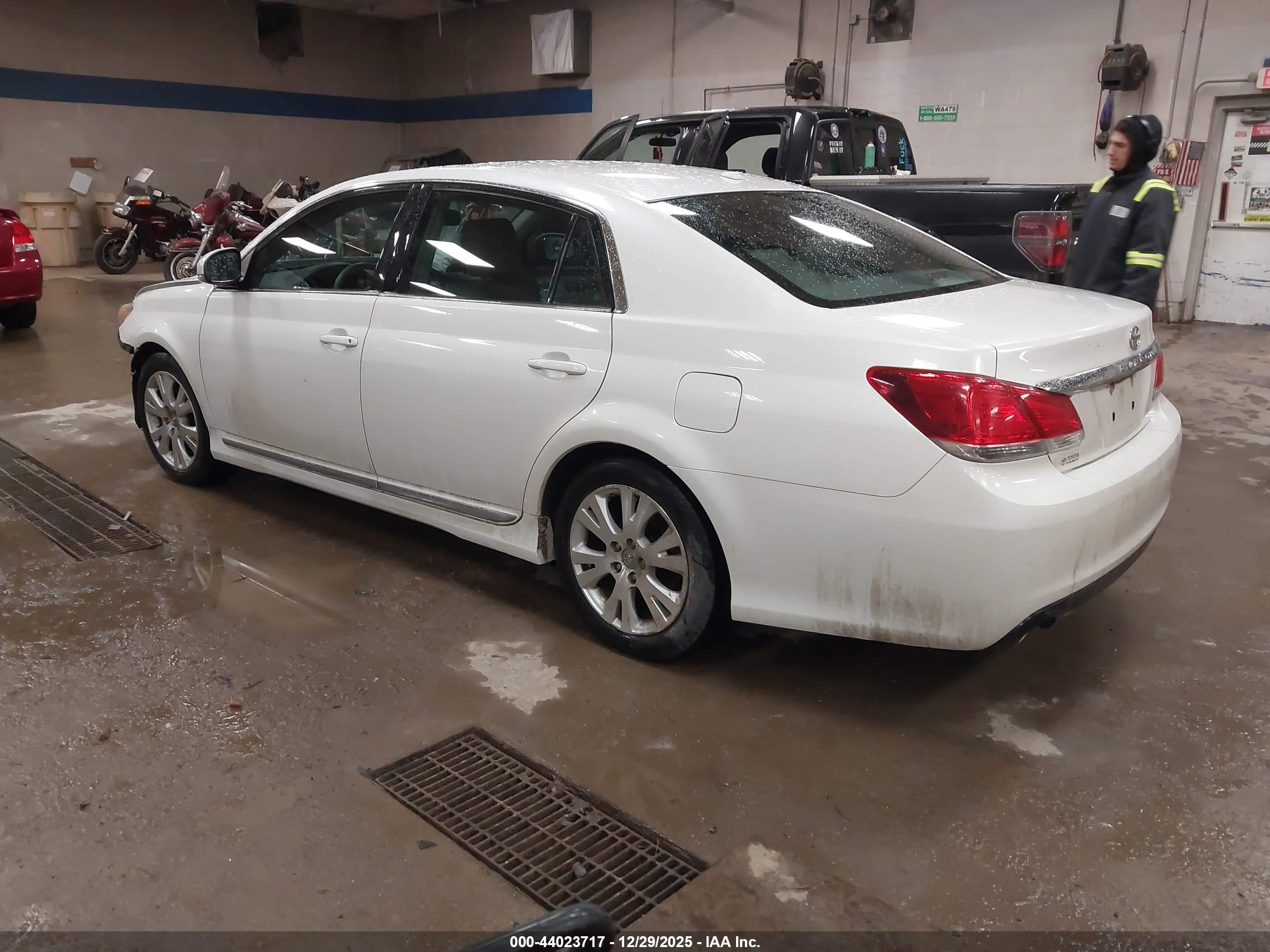 TOYOTA AVALON image 3