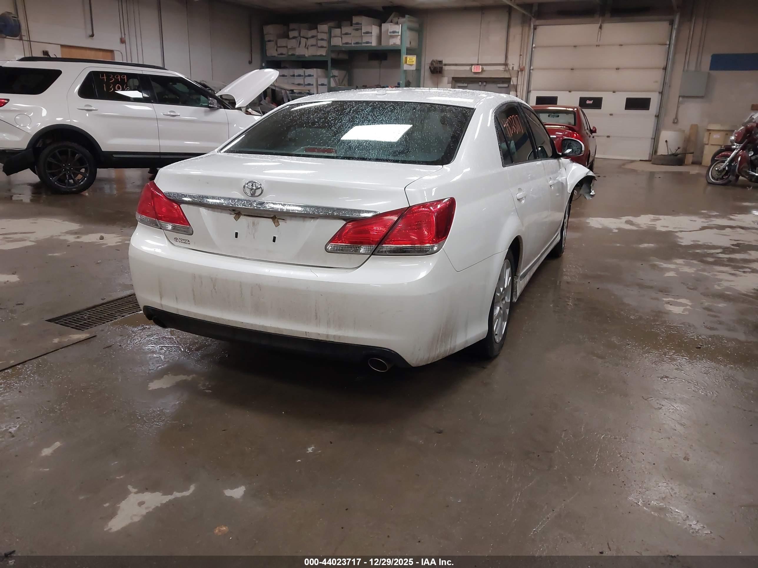 TOYOTA AVALON image 4