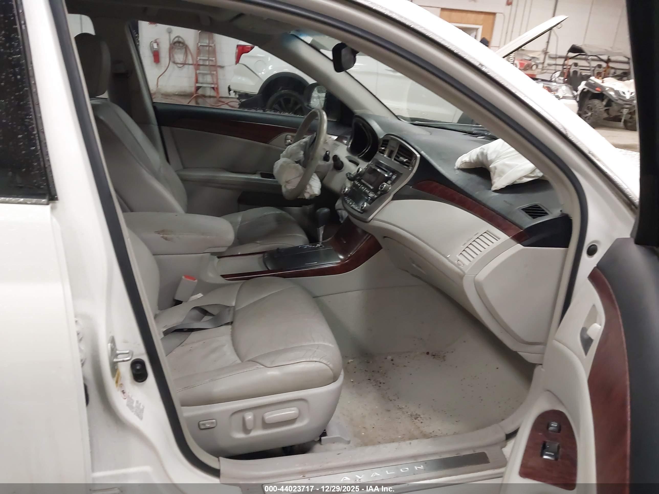 TOYOTA AVALON image 5