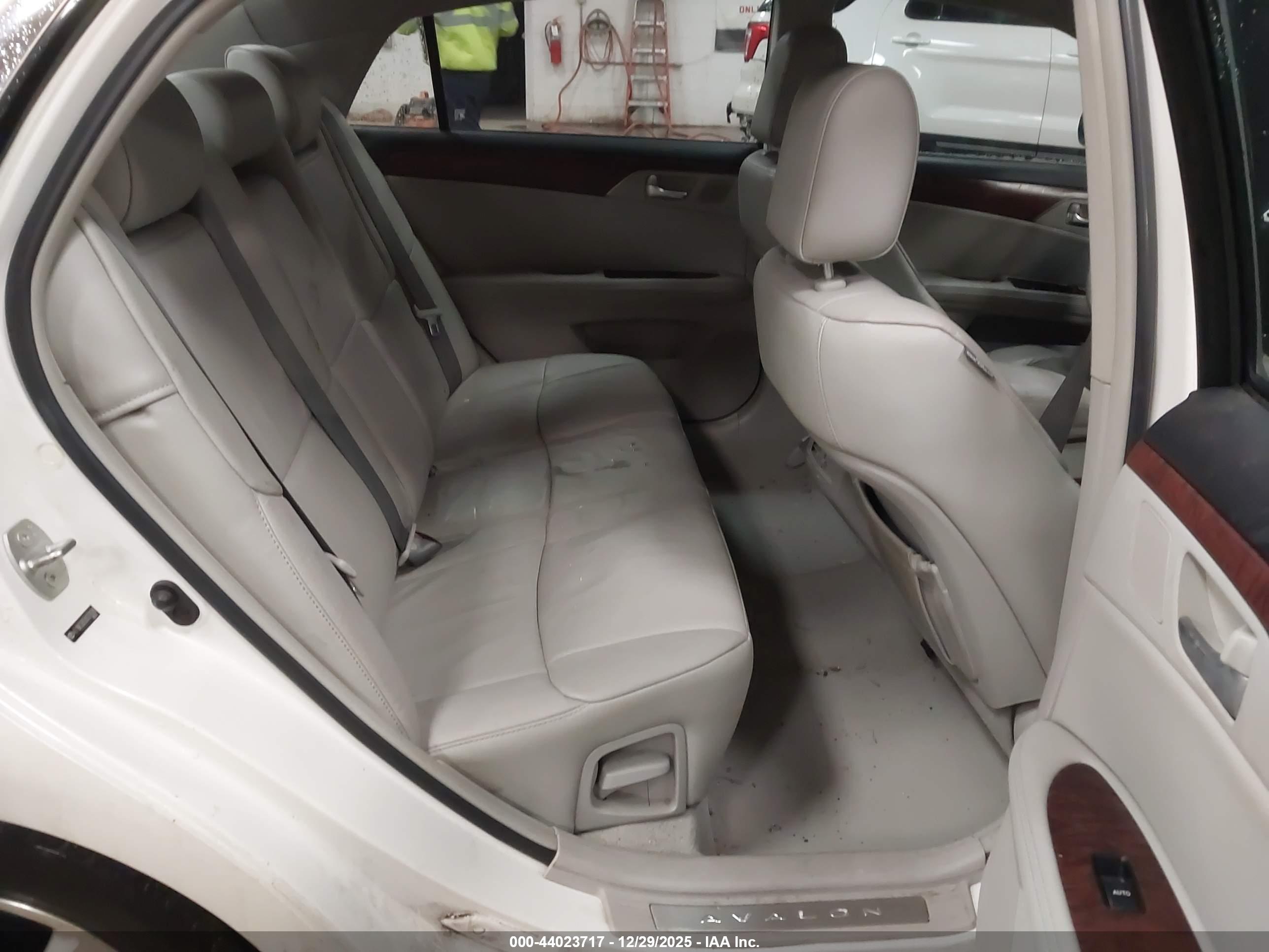 TOYOTA AVALON image 8