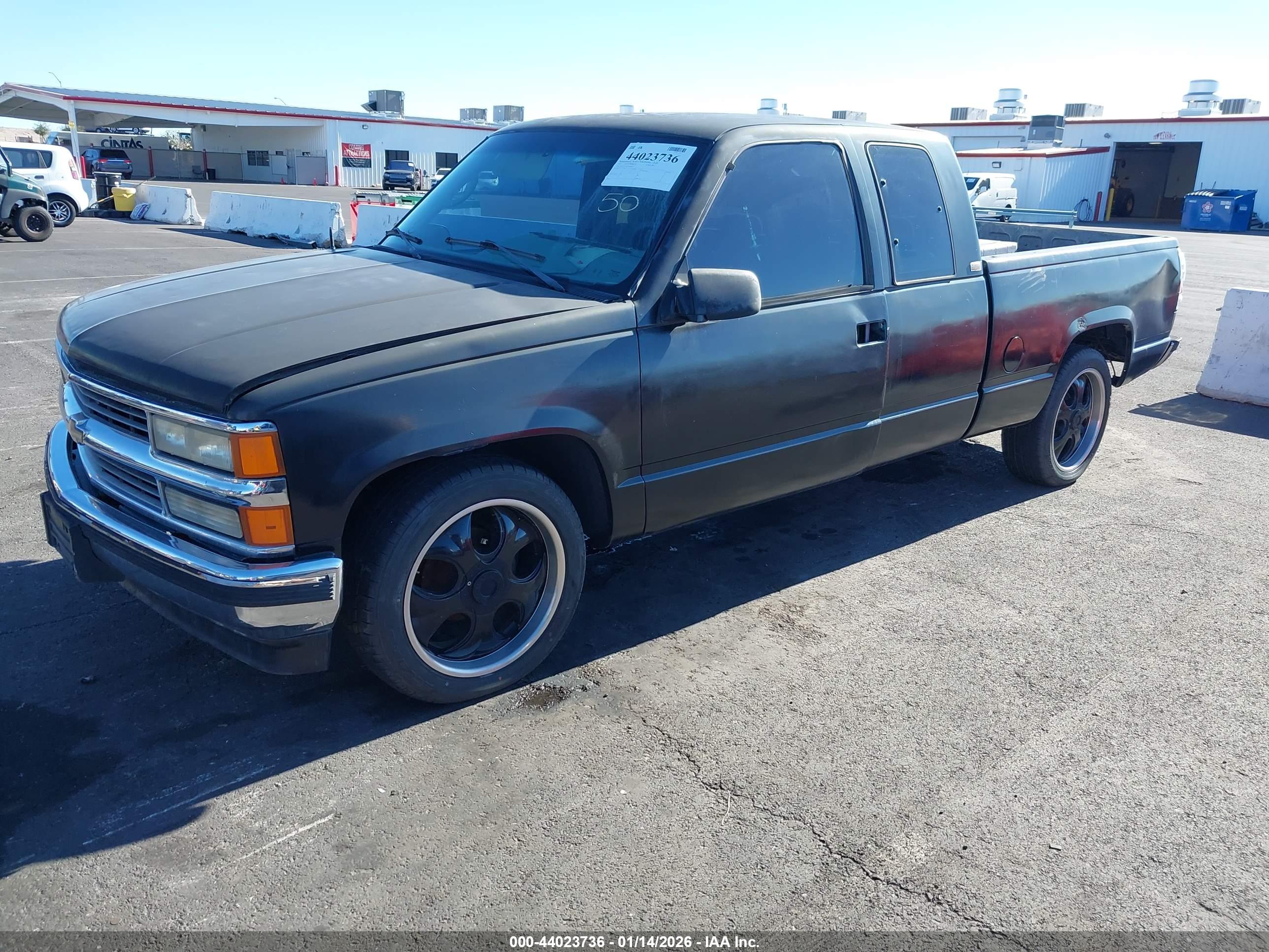 CHEVROLET GMT-400 image 2