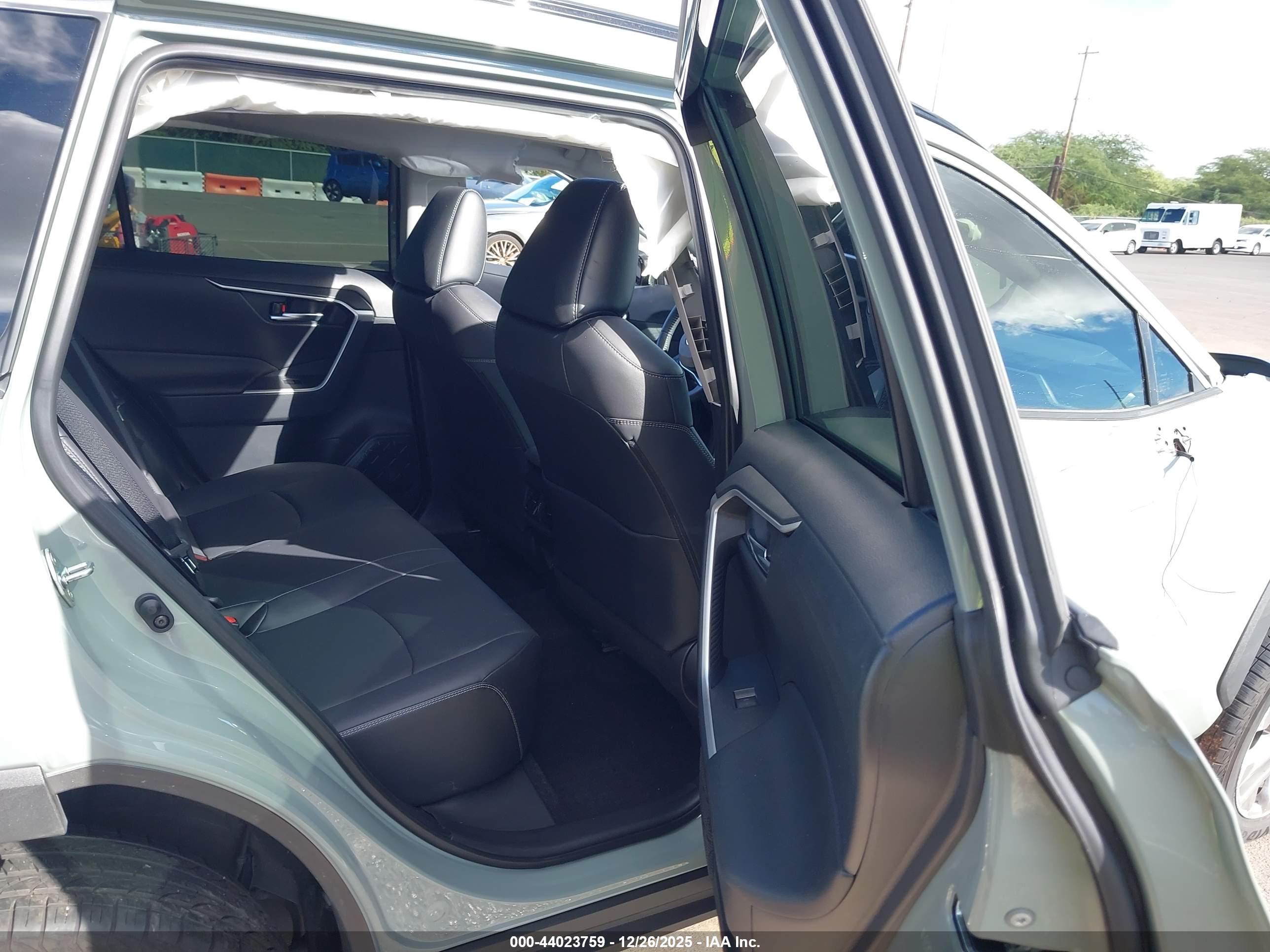 TOYOTA RAV4 image 8