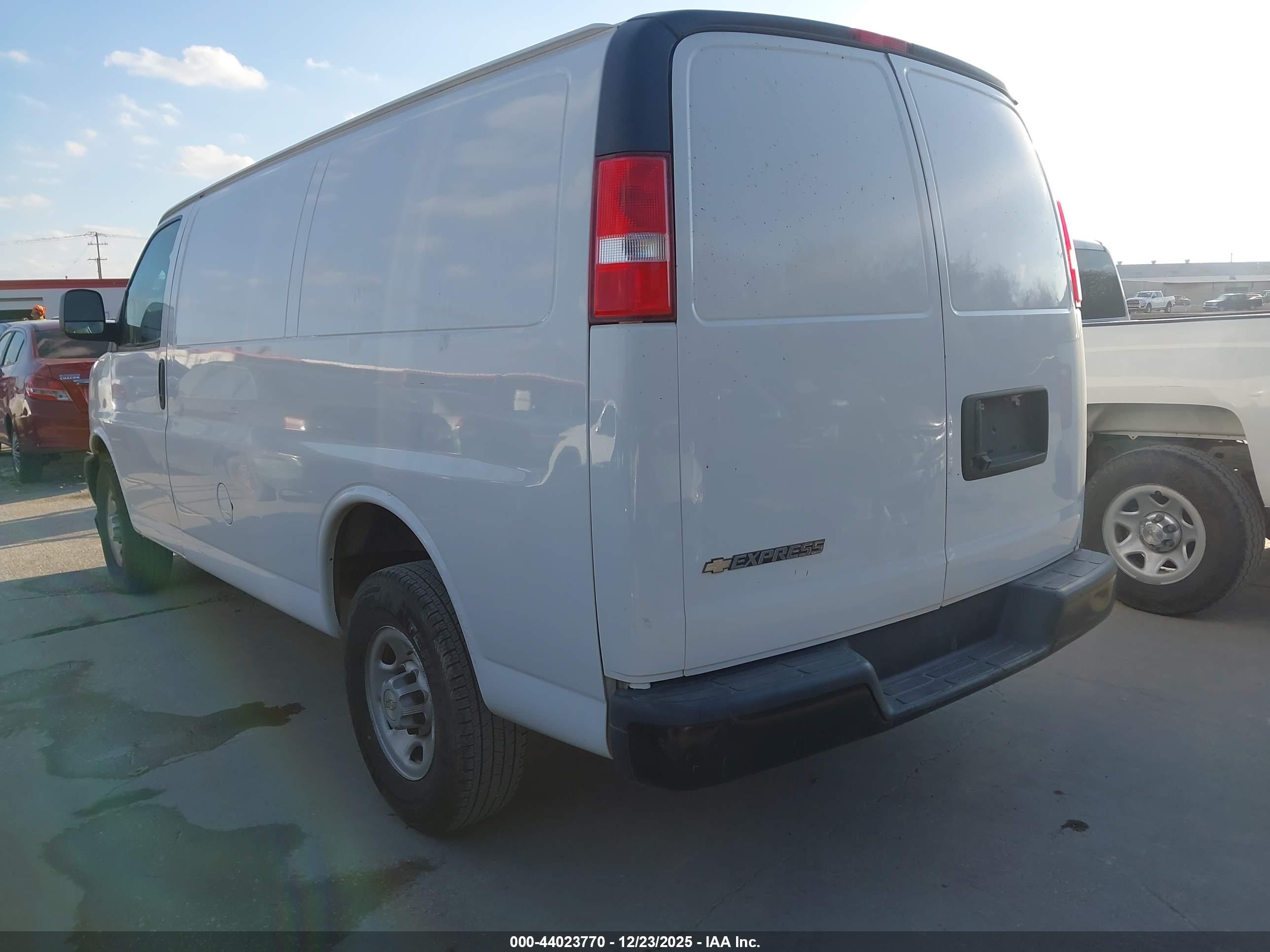 CHEVROLET EXPRESS image 3