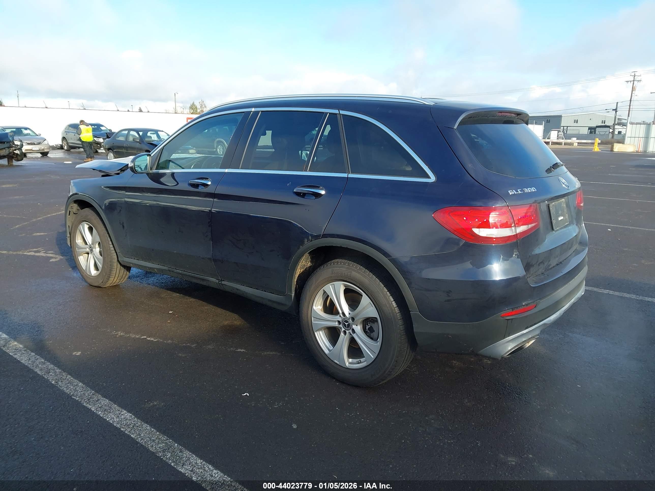MERCEDES-BENZ GLC image 3