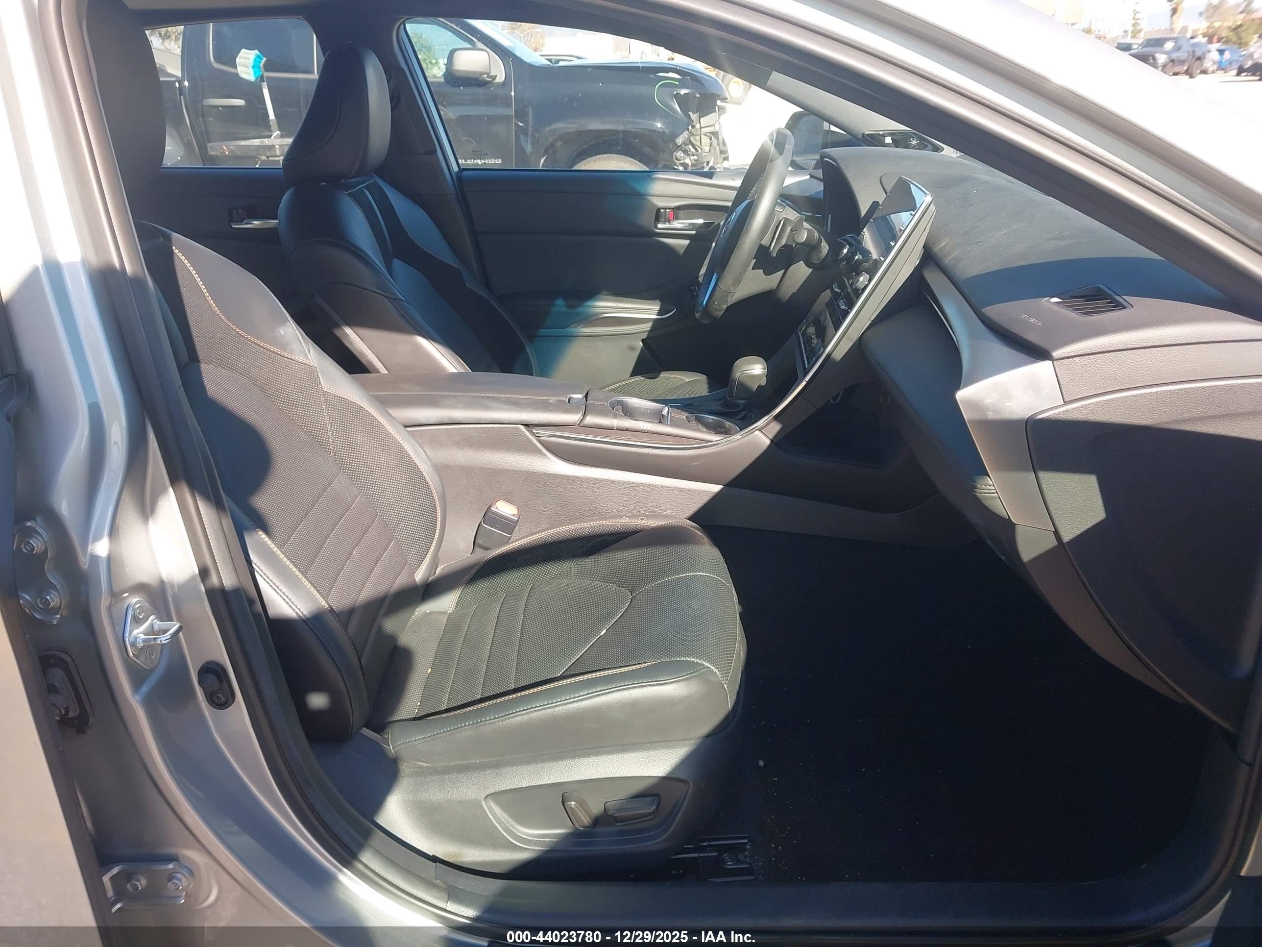 TOYOTA AVALON image 5