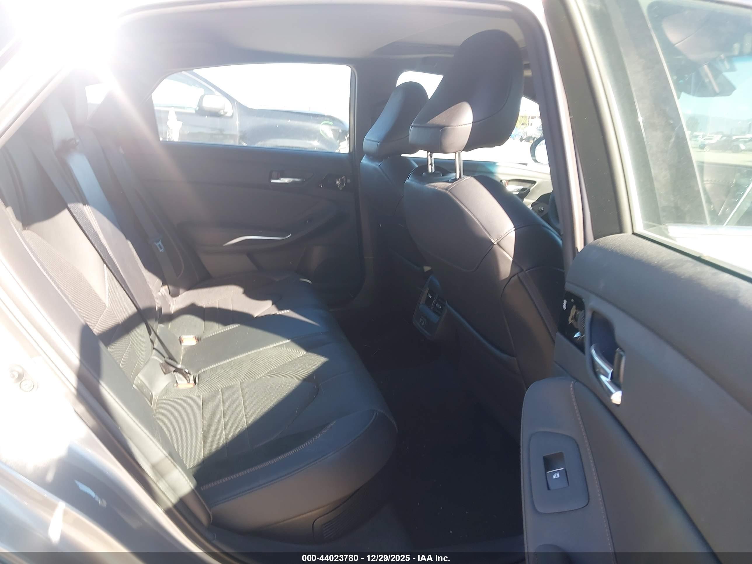 TOYOTA AVALON image 8