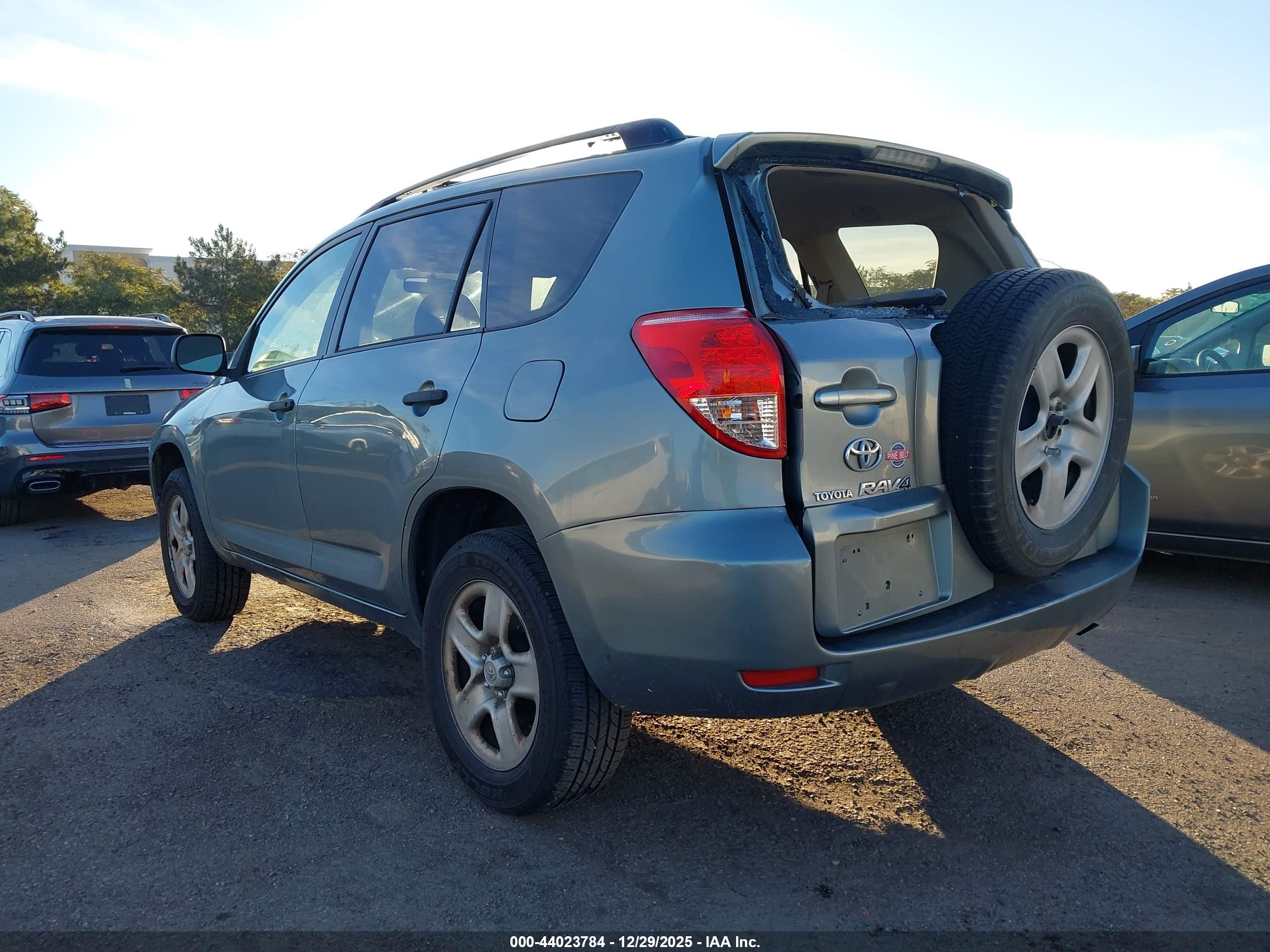 TOYOTA RAV4 image 3