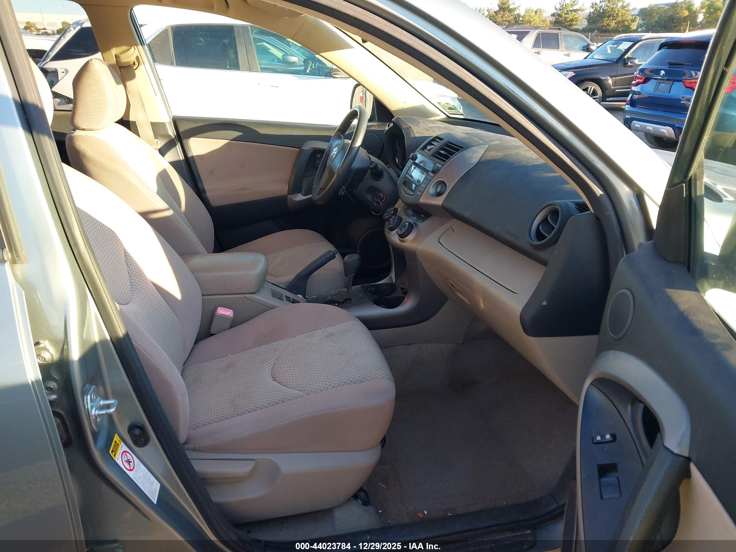 TOYOTA RAV4 image 5