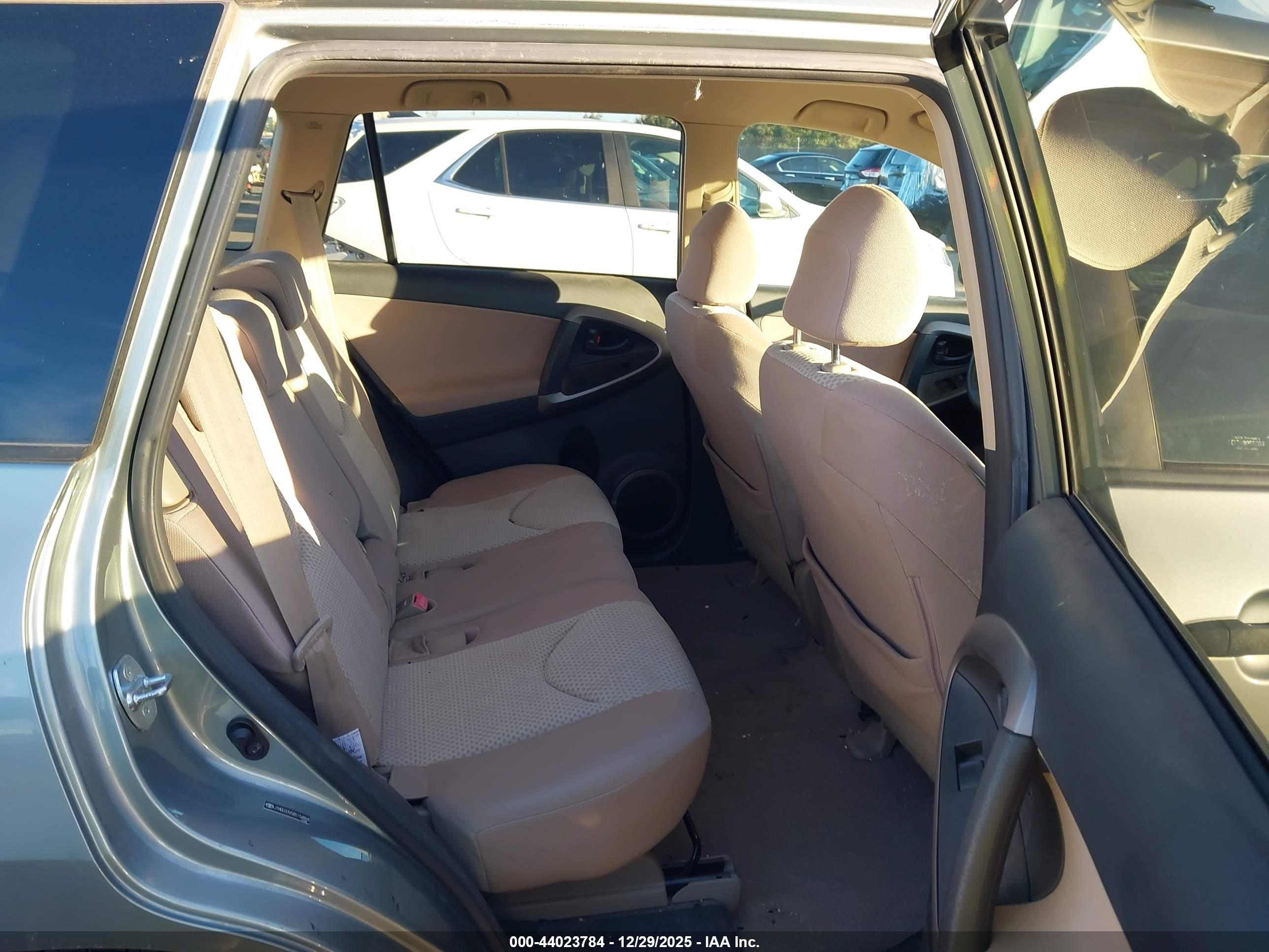 TOYOTA RAV4 image 8
