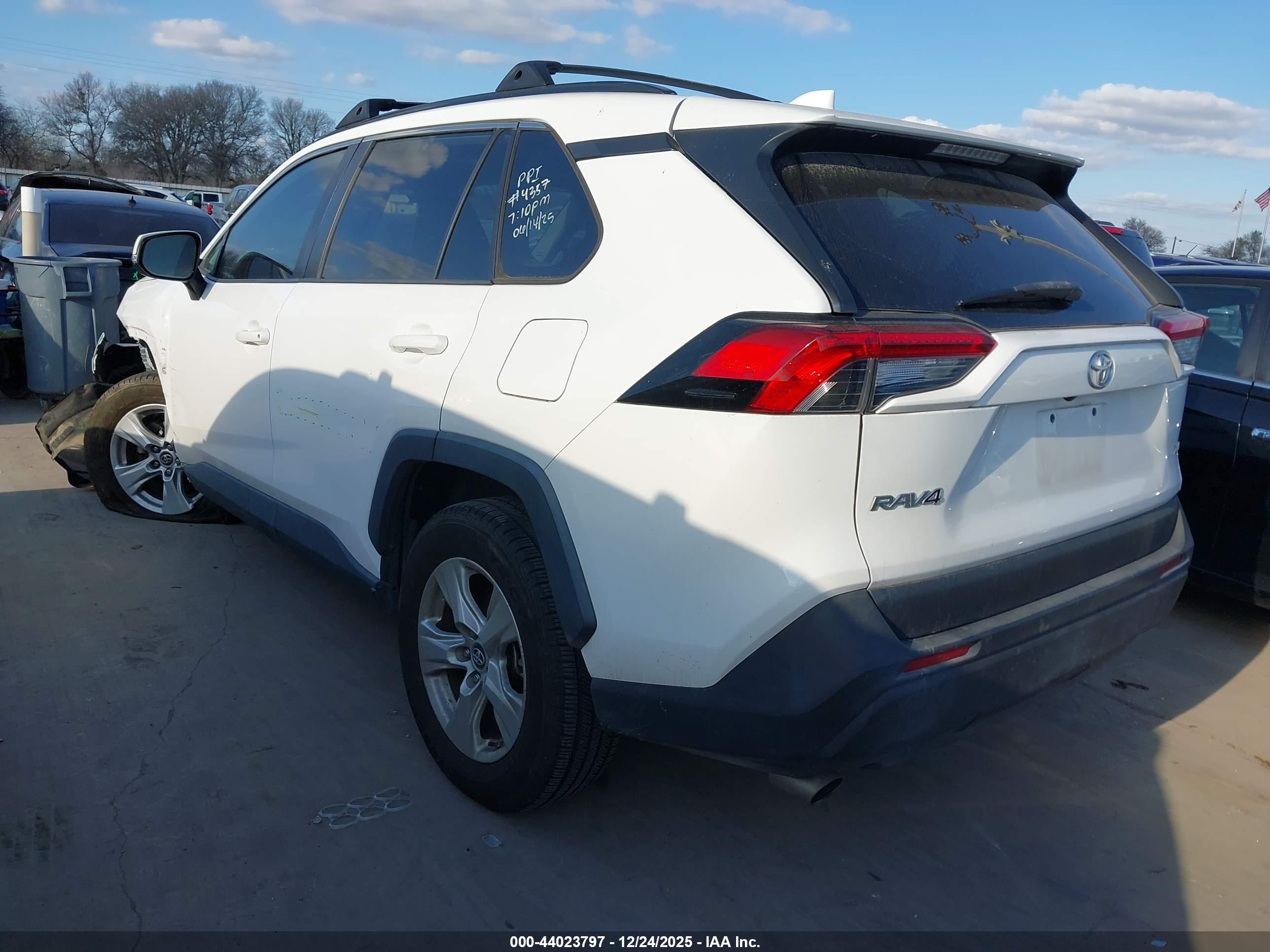 TOYOTA RAV4 image 3