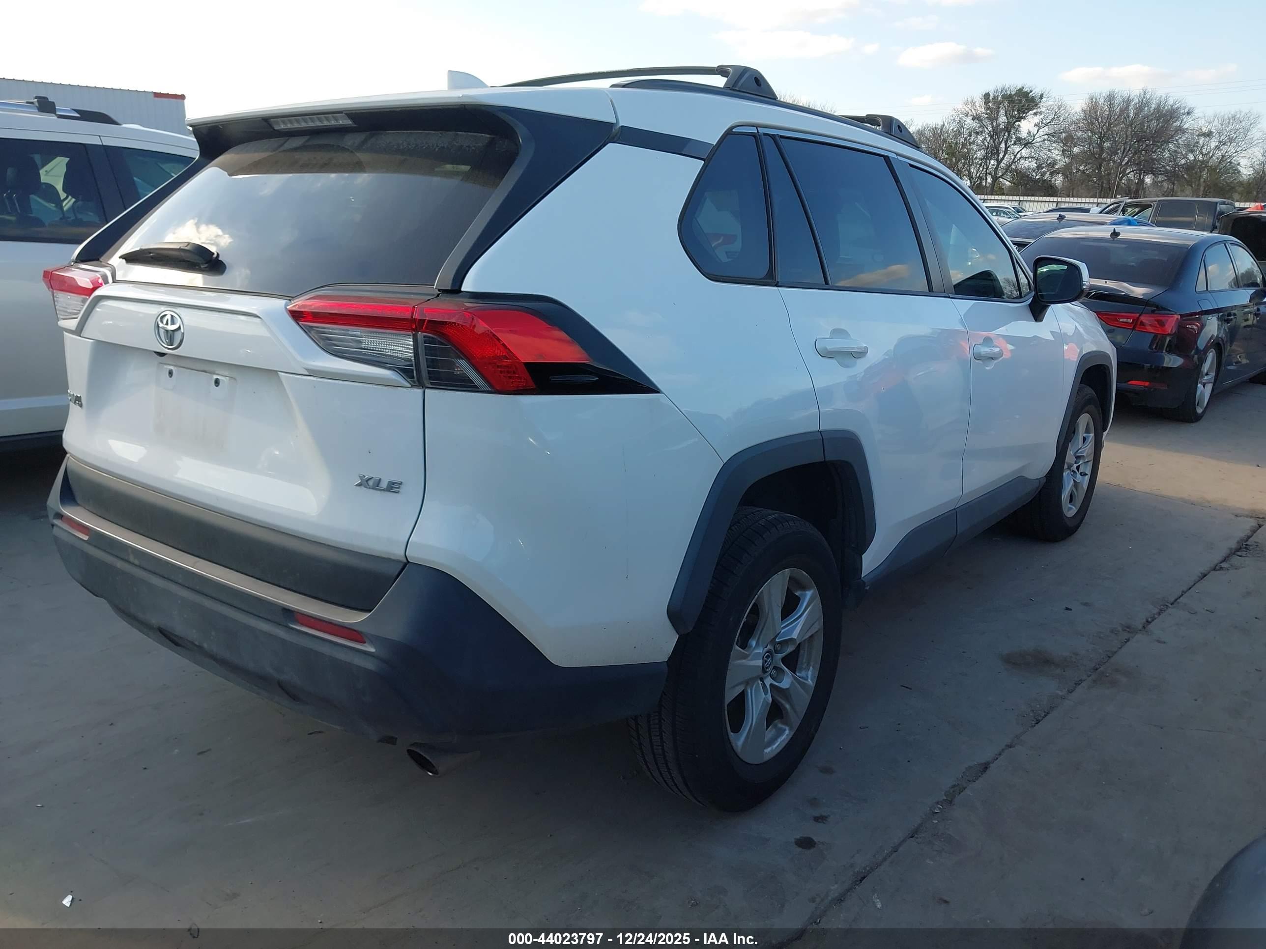 TOYOTA RAV4 image 4