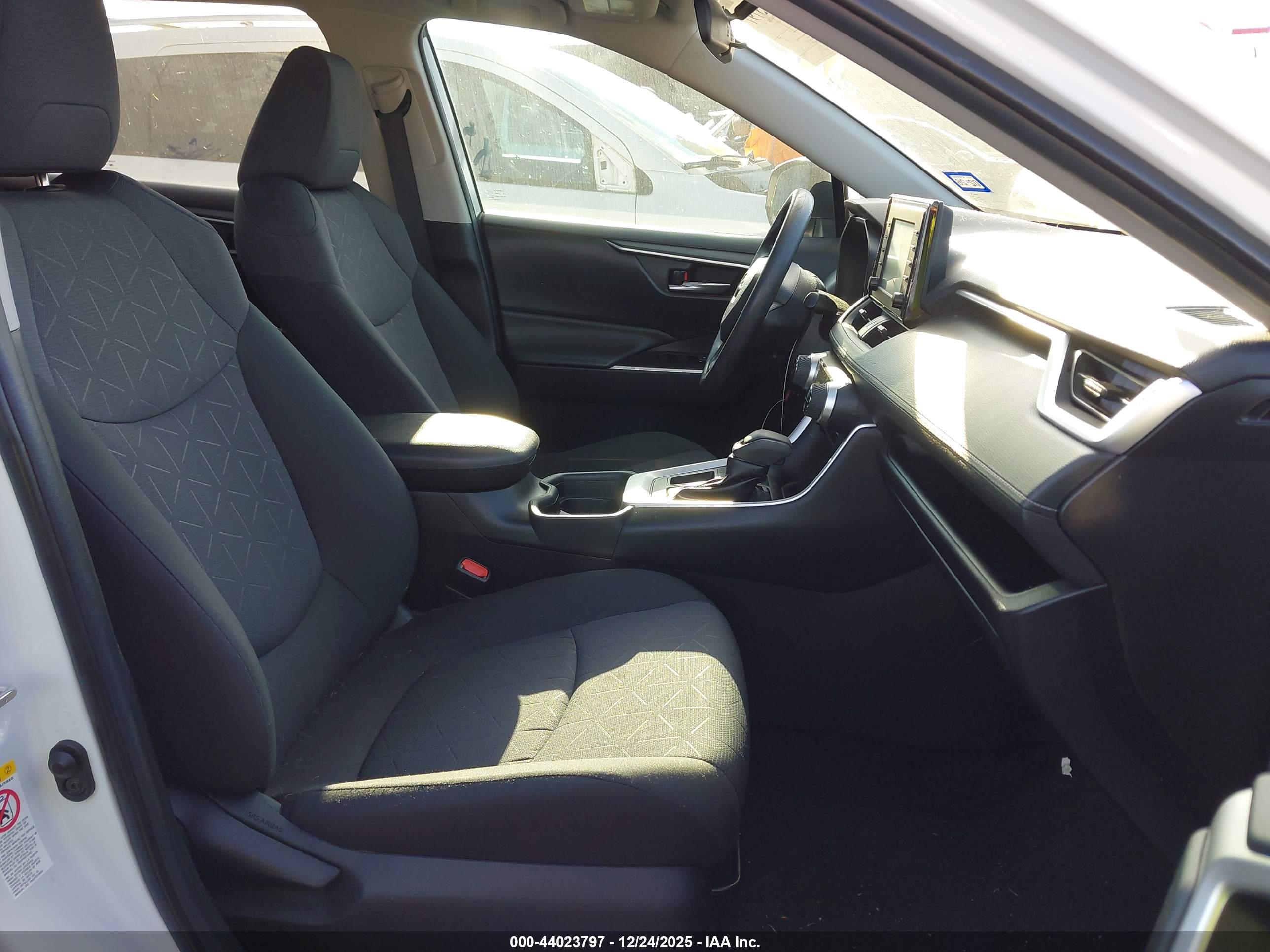 TOYOTA RAV4 image 5