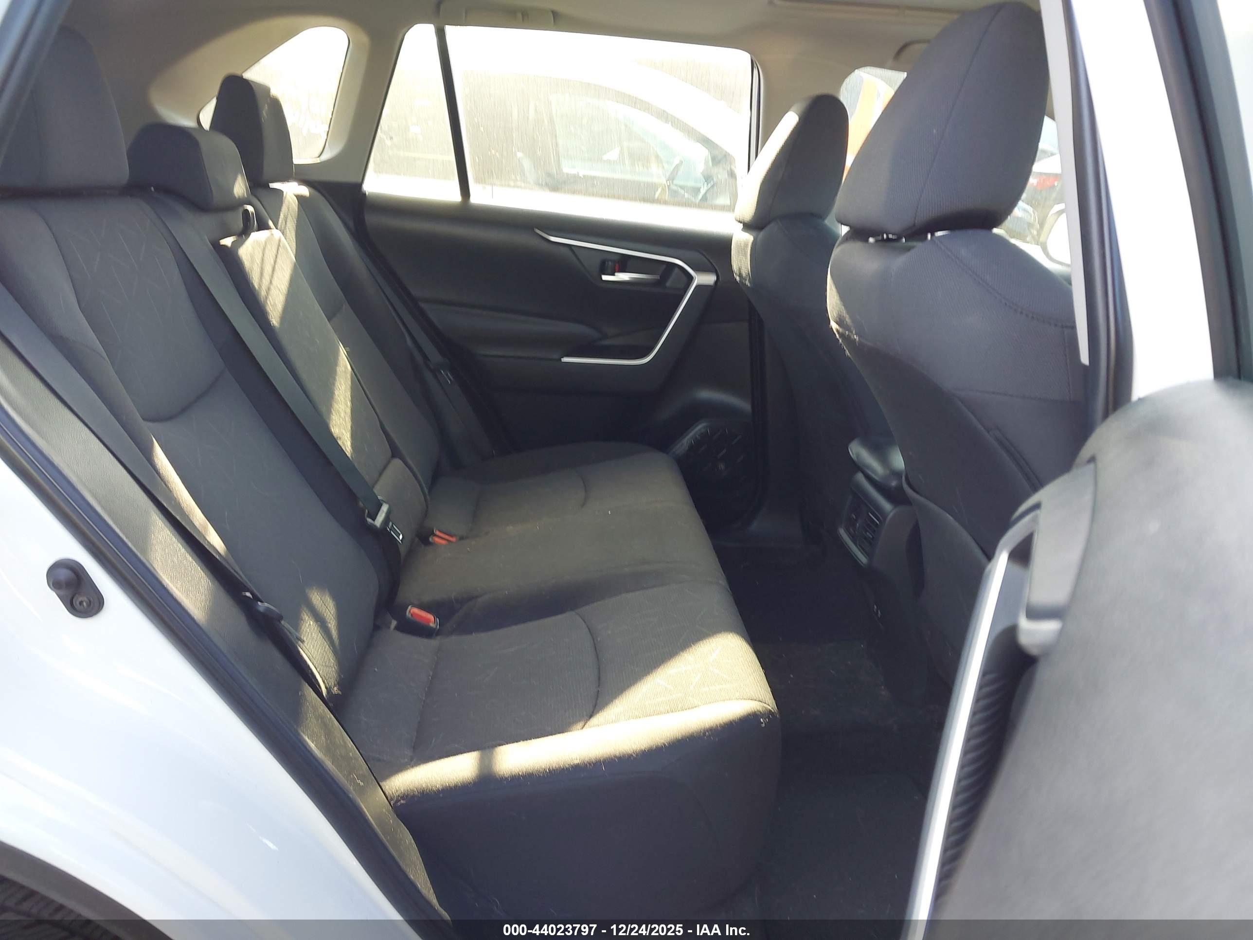 TOYOTA RAV4 image 8