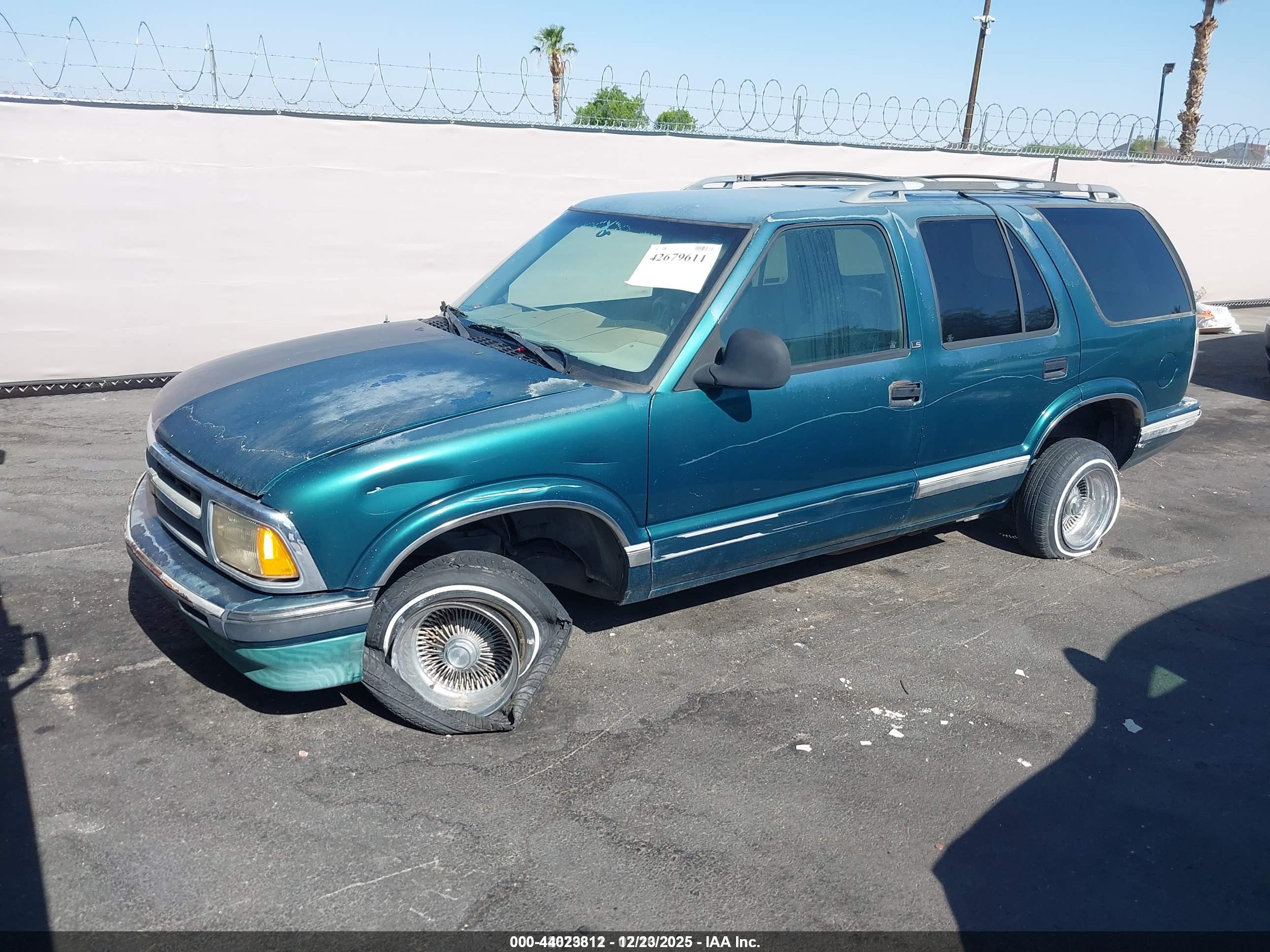 CHEVROLET BLAZER image 2