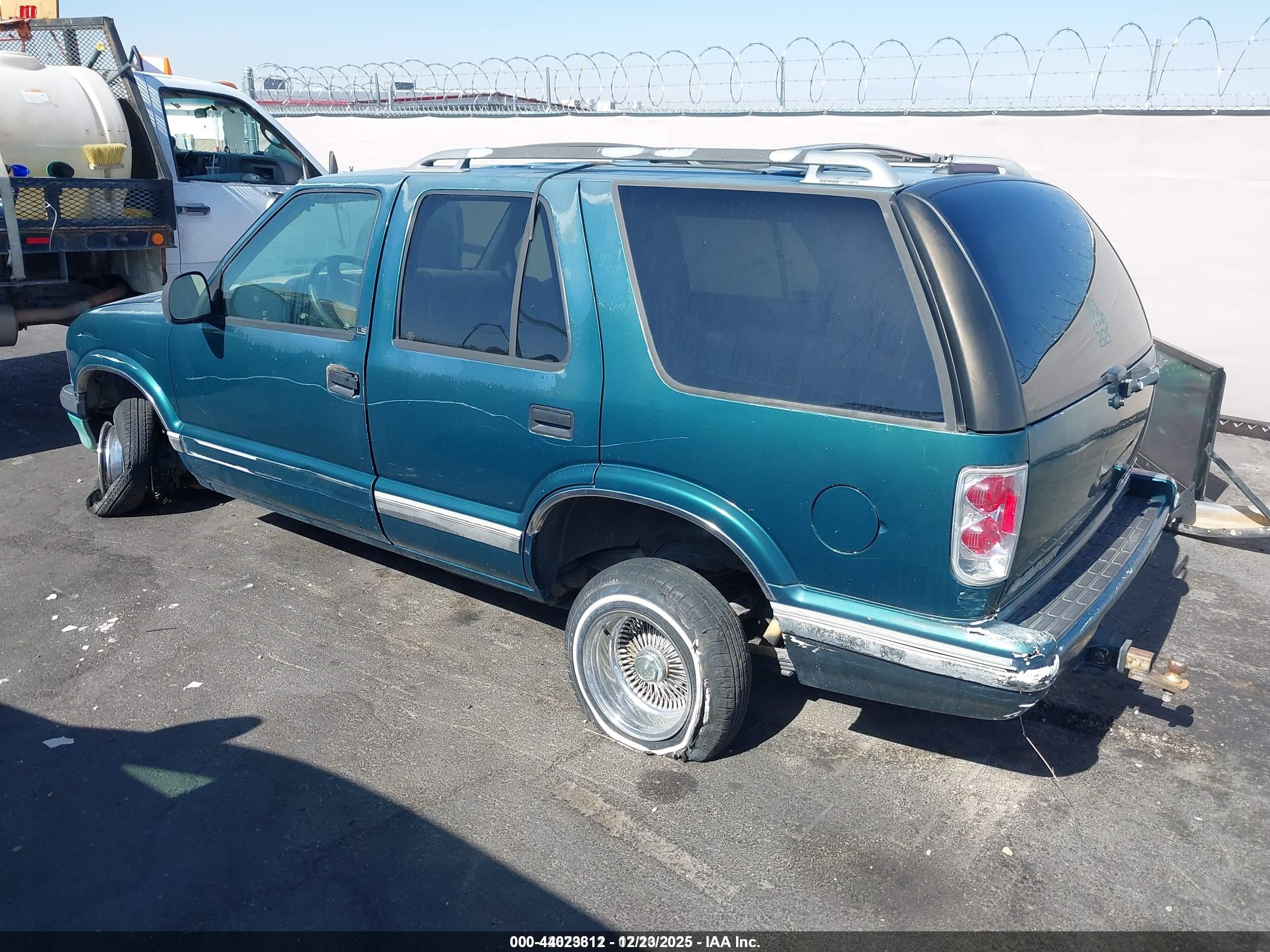 CHEVROLET BLAZER image 3