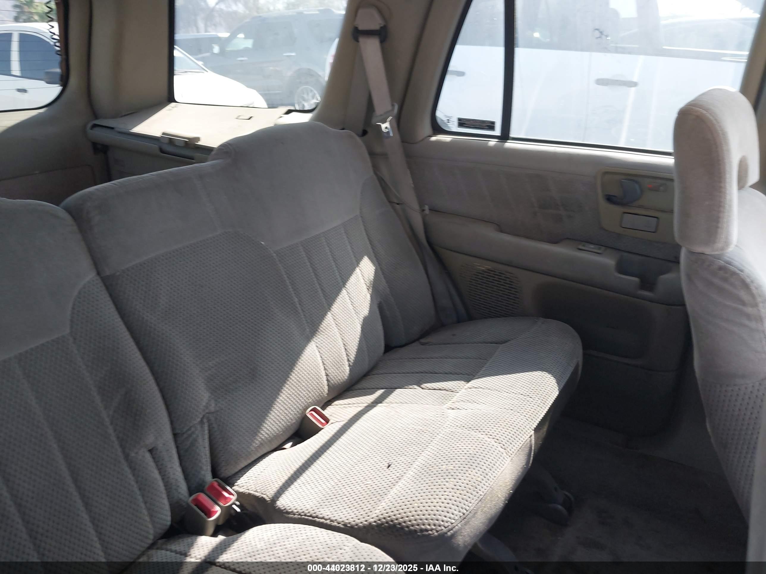 CHEVROLET BLAZER image 8