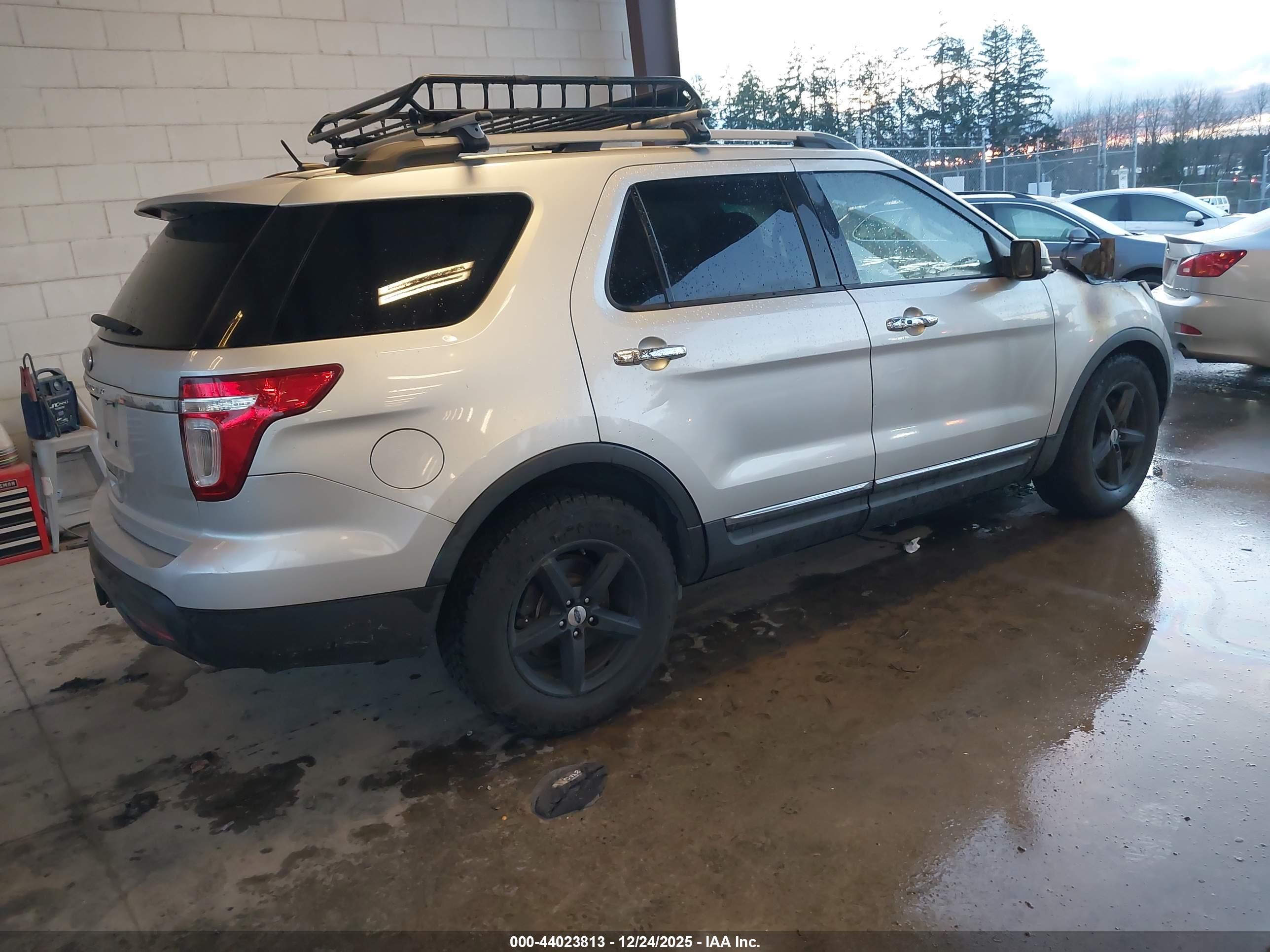 FORD EXPLORER image 4