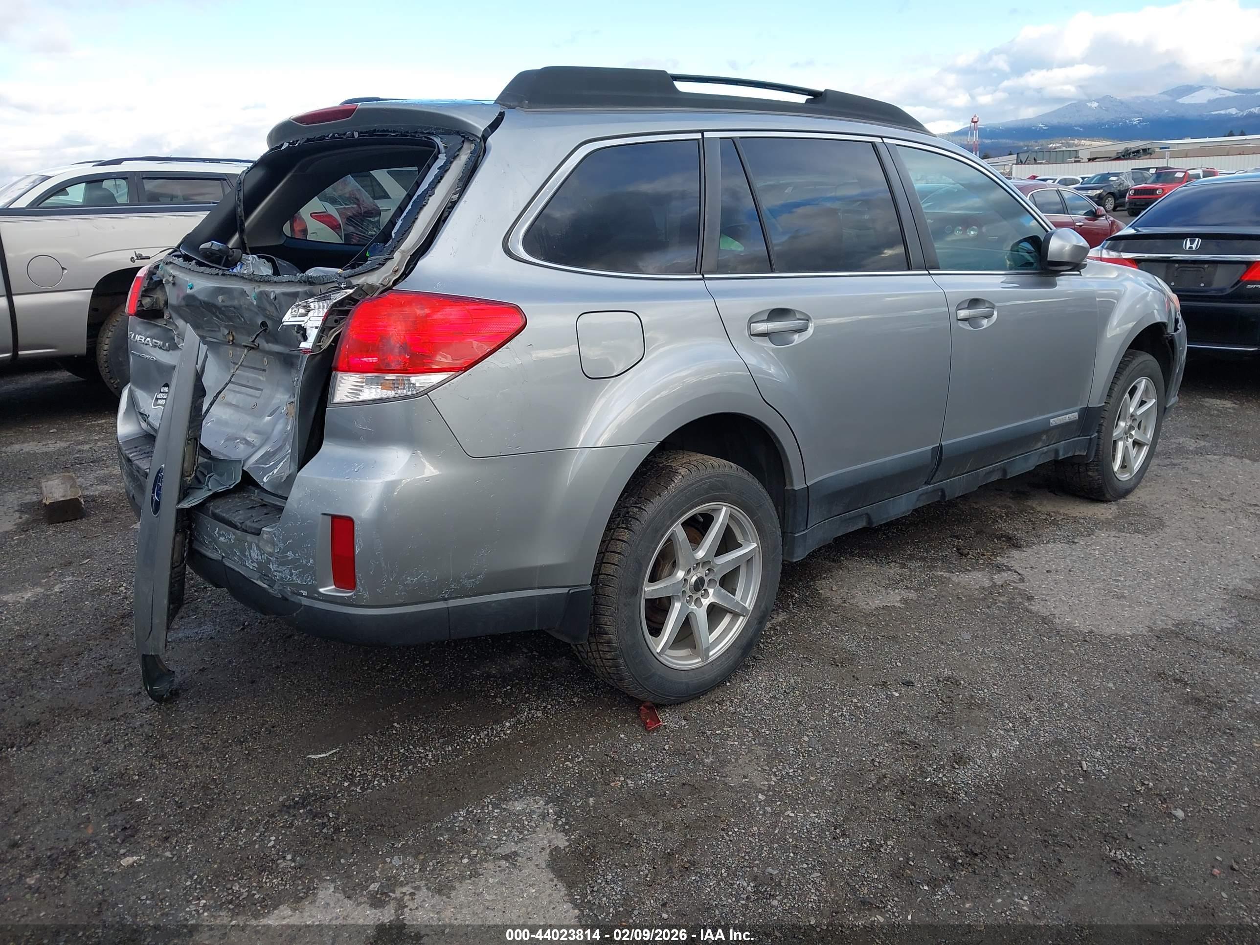 SUBARU OUTBACK image 4
